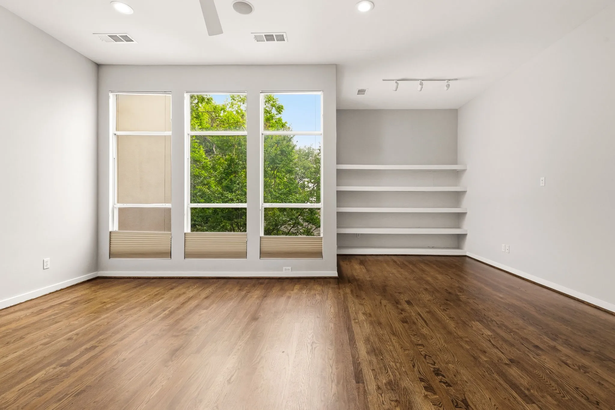 Townhouse For Sale in Dallas County , 3925 Gilbert Avenue C, Dallas, Texas 75219, 3 Bedroom, 3 Bathroom, 2 Garage spaces, 2,677 Sqft, built in 1999, Preowned, mls#21248690, Real Estate Agent in Dallas, Homes For Sale in Dallas county, Homes For Sale in Dallas, Realtor in Dallas Texas, Real Estate Brokerage Independent Realty Texas, Luminita Cordes Realtor