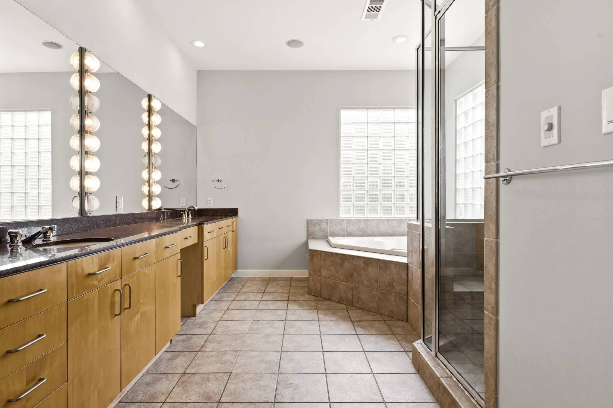 Townhouse For Sale in Dallas County , 3925 Gilbert Avenue C, Dallas, Texas 75219, 3 Bedroom, 3 Bathroom, 2 Garage spaces, 2,677 Sqft, built in 1999, Preowned, mls#21248690, Real Estate Agent in Dallas, Homes For Sale in Dallas county, Homes For Sale in Dallas, Realtor in Dallas Texas, Real Estate Brokerage Independent Realty Texas, Luminita Cordes Realtor