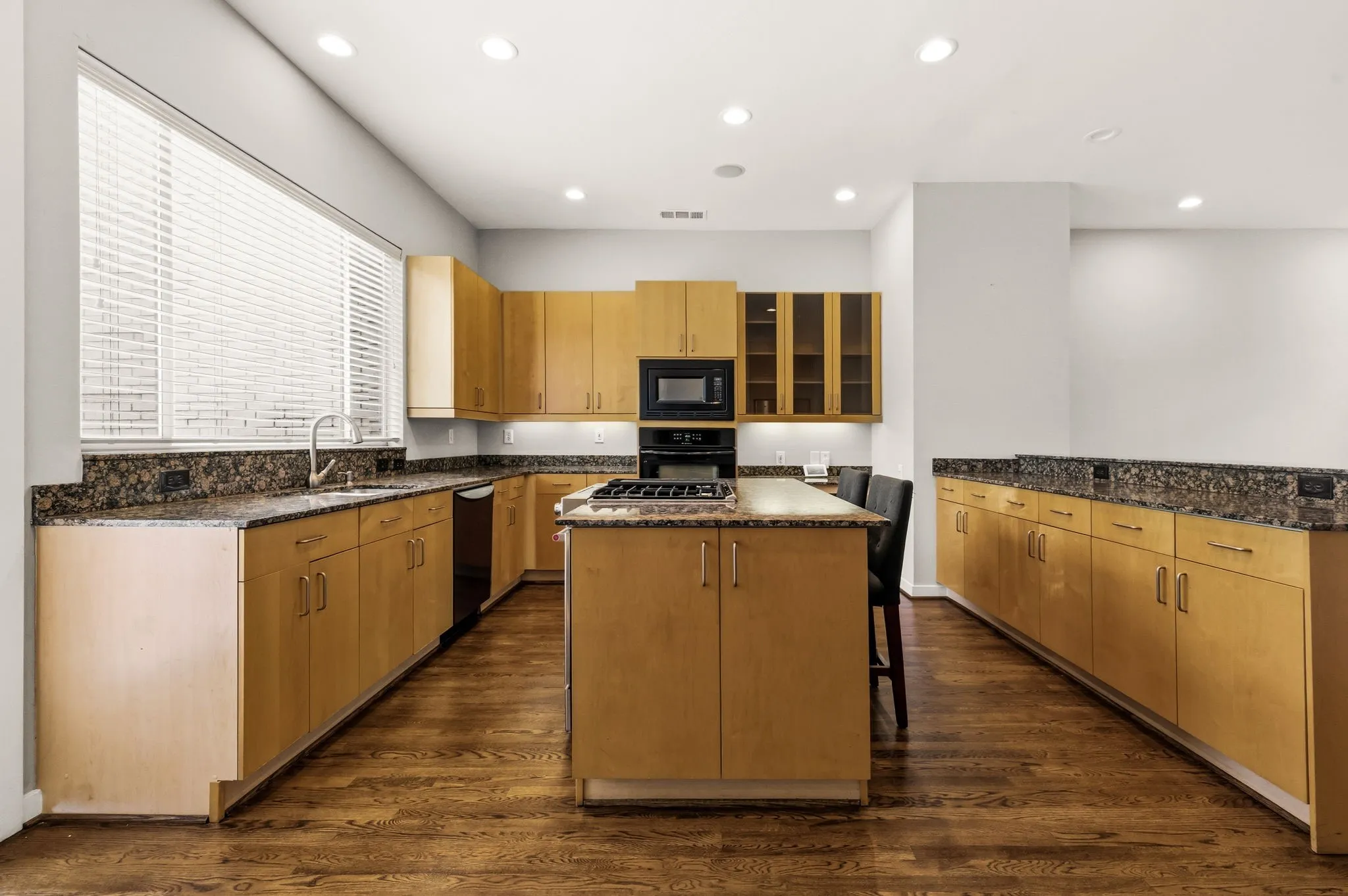 Townhouse For Sale in Dallas County , 3925 Gilbert Avenue C, Dallas, Texas 75219, 3 Bedroom, 3 Bathroom, 2 Garage spaces, 2,677 Sqft, built in 1999, Preowned, mls#21248690, Real Estate Agent in Dallas, Homes For Sale in Dallas county, Homes For Sale in Dallas, Realtor in Dallas Texas, Real Estate Brokerage Independent Realty Texas, Luminita Cordes Realtor