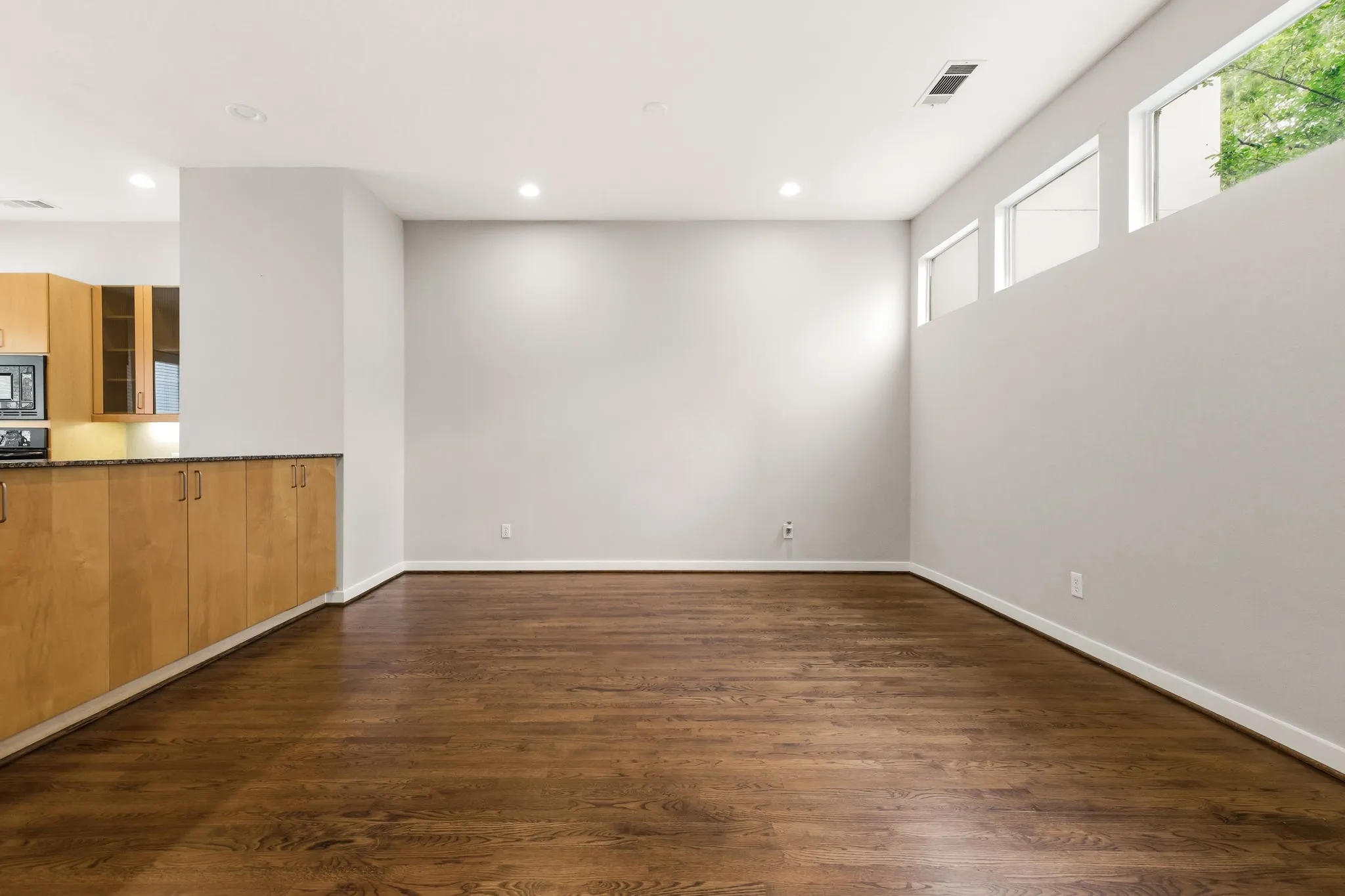 Townhouse For Sale in Dallas County , 3925 Gilbert Avenue C, Dallas, Texas 75219, 3 Bedroom, 3 Bathroom, 2 Garage spaces, 2,677 Sqft, built in 1999, Preowned, mls#21248690, Real Estate Agent in Dallas, Homes For Sale in Dallas county, Homes For Sale in Dallas, Realtor in Dallas Texas, Real Estate Brokerage Independent Realty Texas, Luminita Cordes Realtor