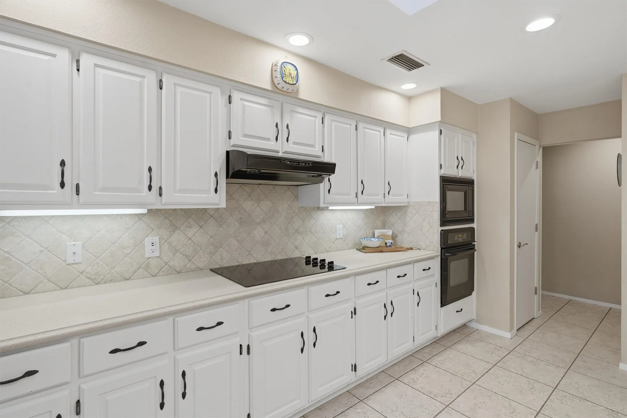 Single Family Residence For Sale in Tarrant County , 5744 Ledgestone Drive, Fort Worth, Texas 76132, 2 Bedroom, 2 Bathroom, 2 Garage spaces, 1,723 Sqft, built in 1984, mls#21247295, Real Estate Agent in Fort Worth, Homes For Sale in Tarrant county, Homes For Sale in Fort Worth, Realtor in Fort Worth Texas, Real Estate Brokerage Independent Realty Texas, Luminita Cordes Realtor