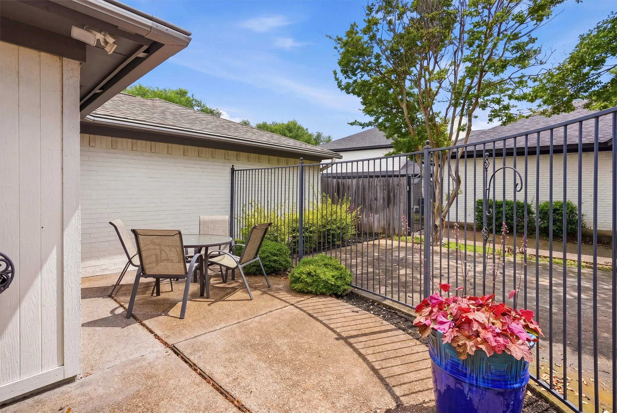 Single Family Residence For Sale in Tarrant County , 5744 Ledgestone Drive, Fort Worth, Texas 76132, 2 Bedroom, 2 Bathroom, 2 Garage spaces, 1,723 Sqft, built in 1984, mls#21247295, Real Estate Agent in Fort Worth, Homes For Sale in Tarrant county, Homes For Sale in Fort Worth, Realtor in Fort Worth Texas, Real Estate Brokerage Independent Realty Texas, Luminita Cordes Realtor