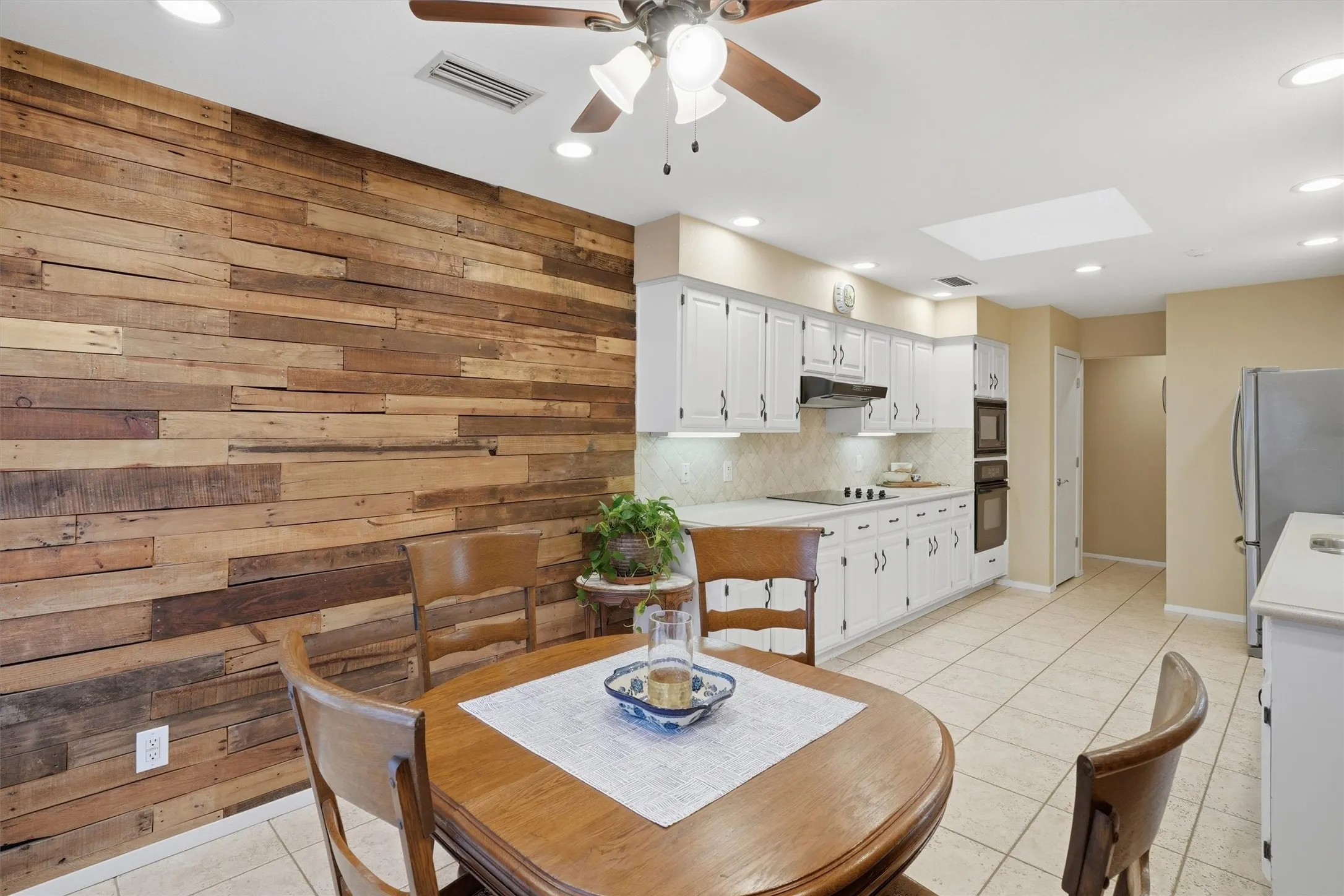Single Family Residence For Sale in Tarrant County , 5744 Ledgestone Drive, Fort Worth, Texas 76132, 2 Bedroom, 2 Bathroom, 2 Garage spaces, 1,723 Sqft, built in 1984, mls#21247295, Real Estate Agent in Fort Worth, Homes For Sale in Tarrant county, Homes For Sale in Fort Worth, Realtor in Fort Worth Texas, Real Estate Brokerage Independent Realty Texas, Luminita Cordes Realtor