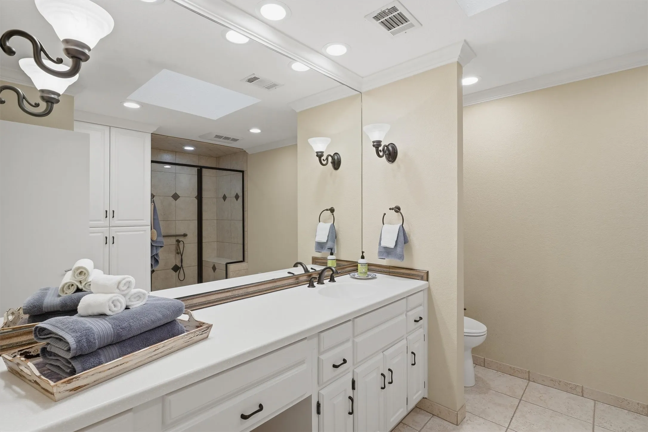 Single Family Residence For Sale in Tarrant County , 5744 Ledgestone Drive, Fort Worth, Texas 76132, 2 Bedroom, 2 Bathroom, 2 Garage spaces, 1,723 Sqft, built in 1984, mls#21247295, Real Estate Agent in Fort Worth, Homes For Sale in Tarrant county, Homes For Sale in Fort Worth, Realtor in Fort Worth Texas, Real Estate Brokerage Independent Realty Texas, Luminita Cordes Realtor