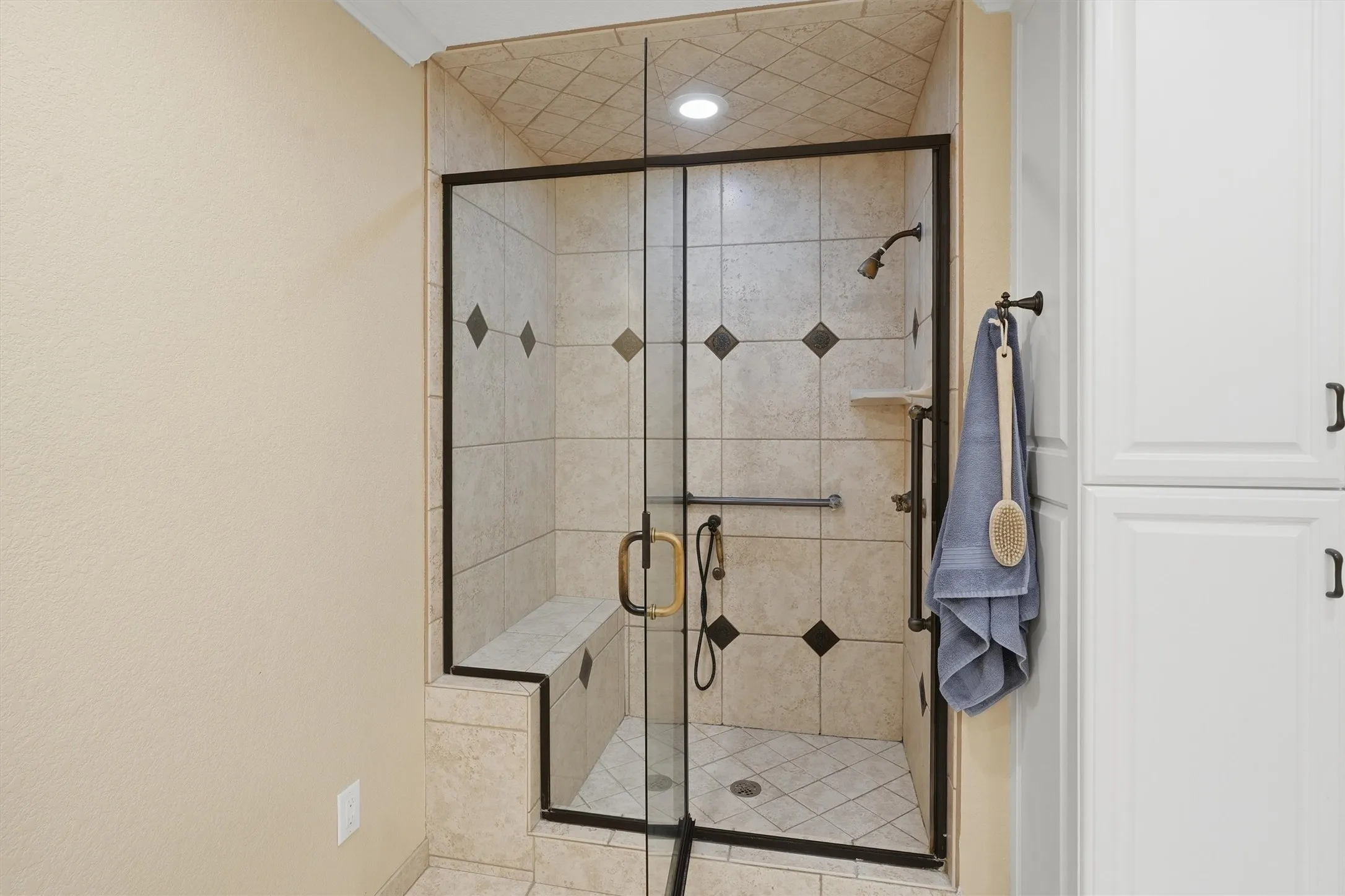 Single Family Residence For Sale in Tarrant County , 5744 Ledgestone Drive, Fort Worth, Texas 76132, 2 Bedroom, 2 Bathroom, 2 Garage spaces, 1,723 Sqft, built in 1984, mls#21247295, Real Estate Agent in Fort Worth, Homes For Sale in Tarrant county, Homes For Sale in Fort Worth, Realtor in Fort Worth Texas, Real Estate Brokerage Independent Realty Texas, Luminita Cordes Realtor