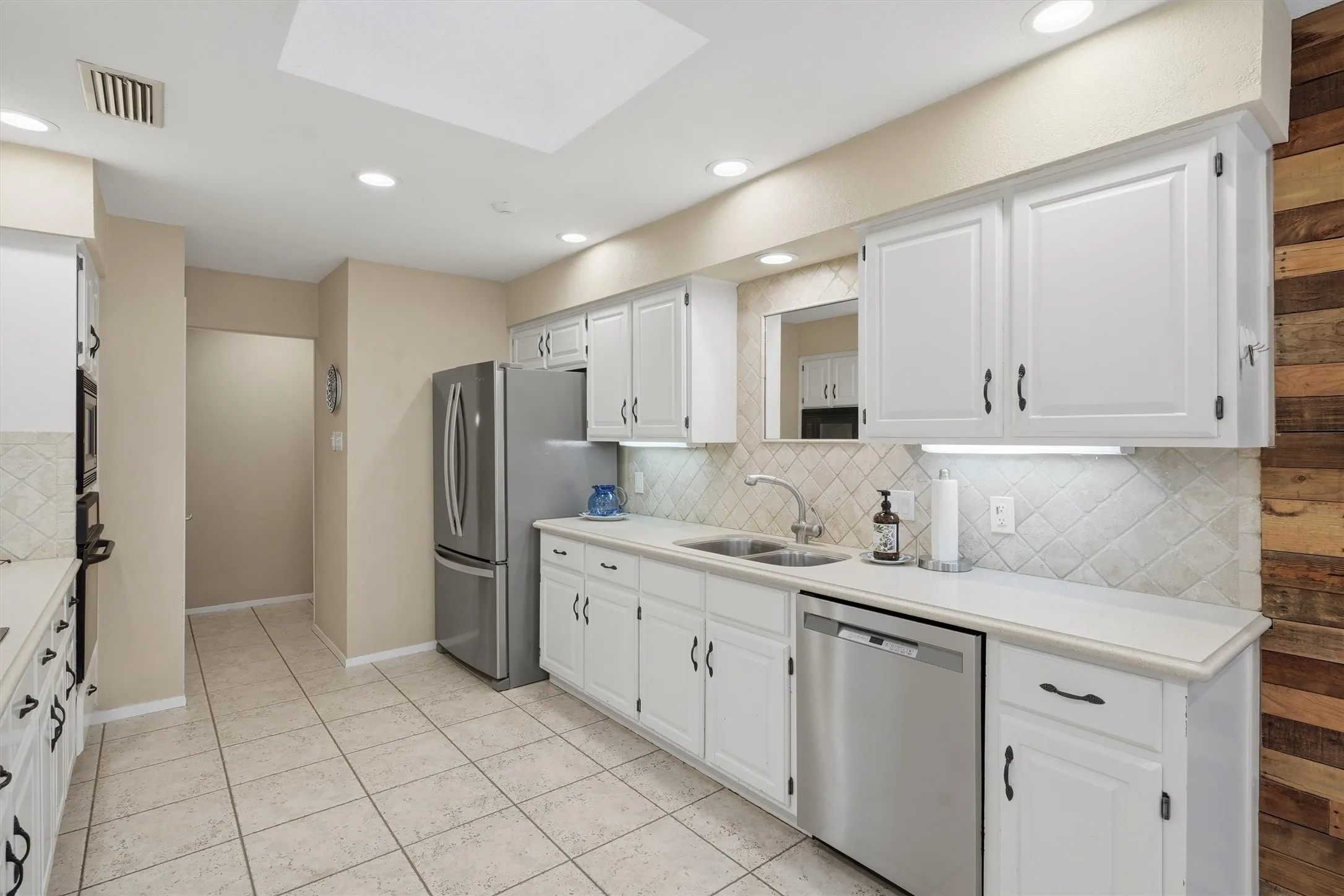 Single Family Residence For Sale in Tarrant County , 5744 Ledgestone Drive, Fort Worth, Texas 76132, 2 Bedroom, 2 Bathroom, 2 Garage spaces, 1,723 Sqft, built in 1984, mls#21247295, Real Estate Agent in Fort Worth, Homes For Sale in Tarrant county, Homes For Sale in Fort Worth, Realtor in Fort Worth Texas, Real Estate Brokerage Independent Realty Texas, Luminita Cordes Realtor