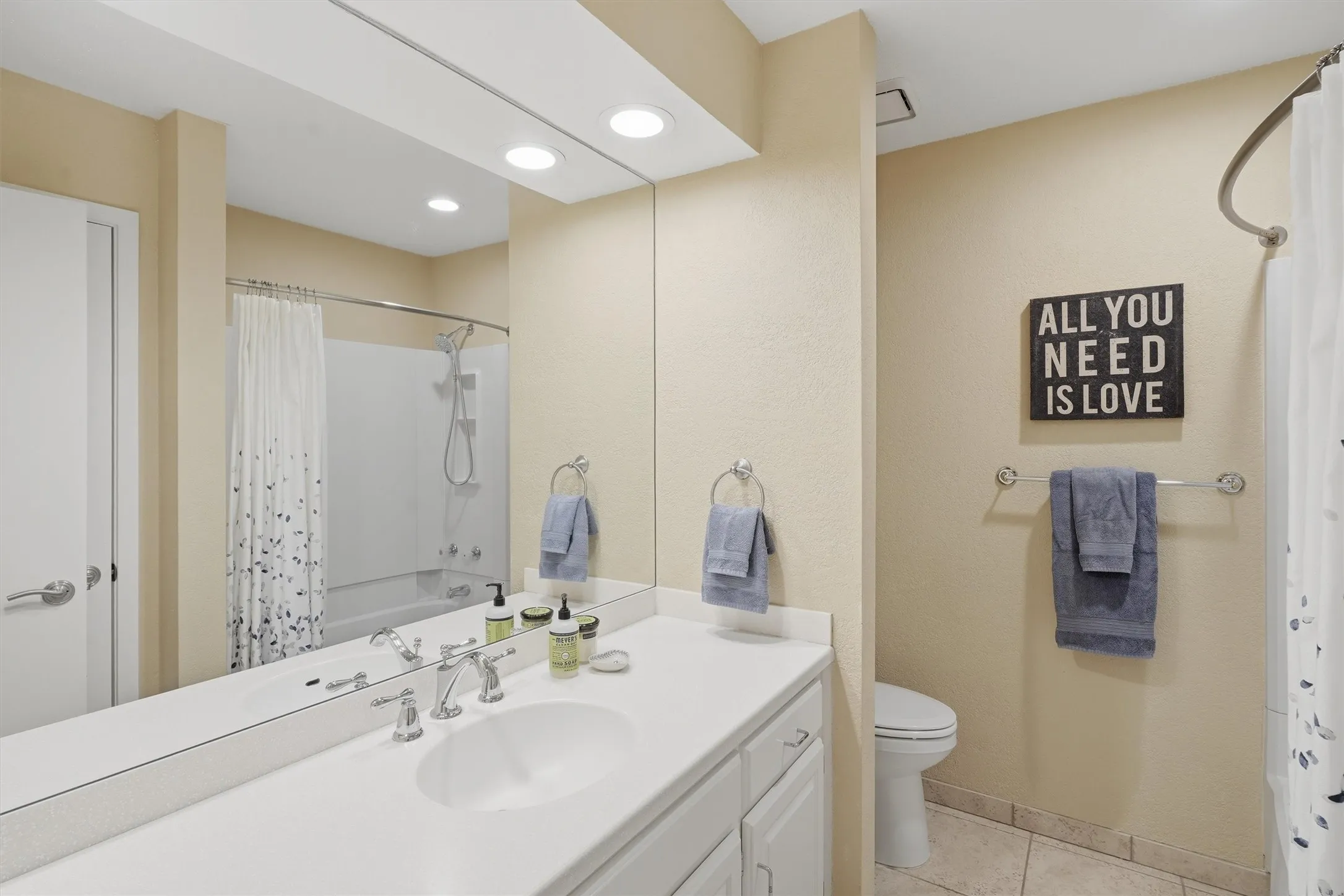 Single Family Residence For Sale in Tarrant County , 5744 Ledgestone Drive, Fort Worth, Texas 76132, 2 Bedroom, 2 Bathroom, 2 Garage spaces, 1,723 Sqft, built in 1984, mls#21247295, Real Estate Agent in Fort Worth, Homes For Sale in Tarrant county, Homes For Sale in Fort Worth, Realtor in Fort Worth Texas, Real Estate Brokerage Independent Realty Texas, Luminita Cordes Realtor