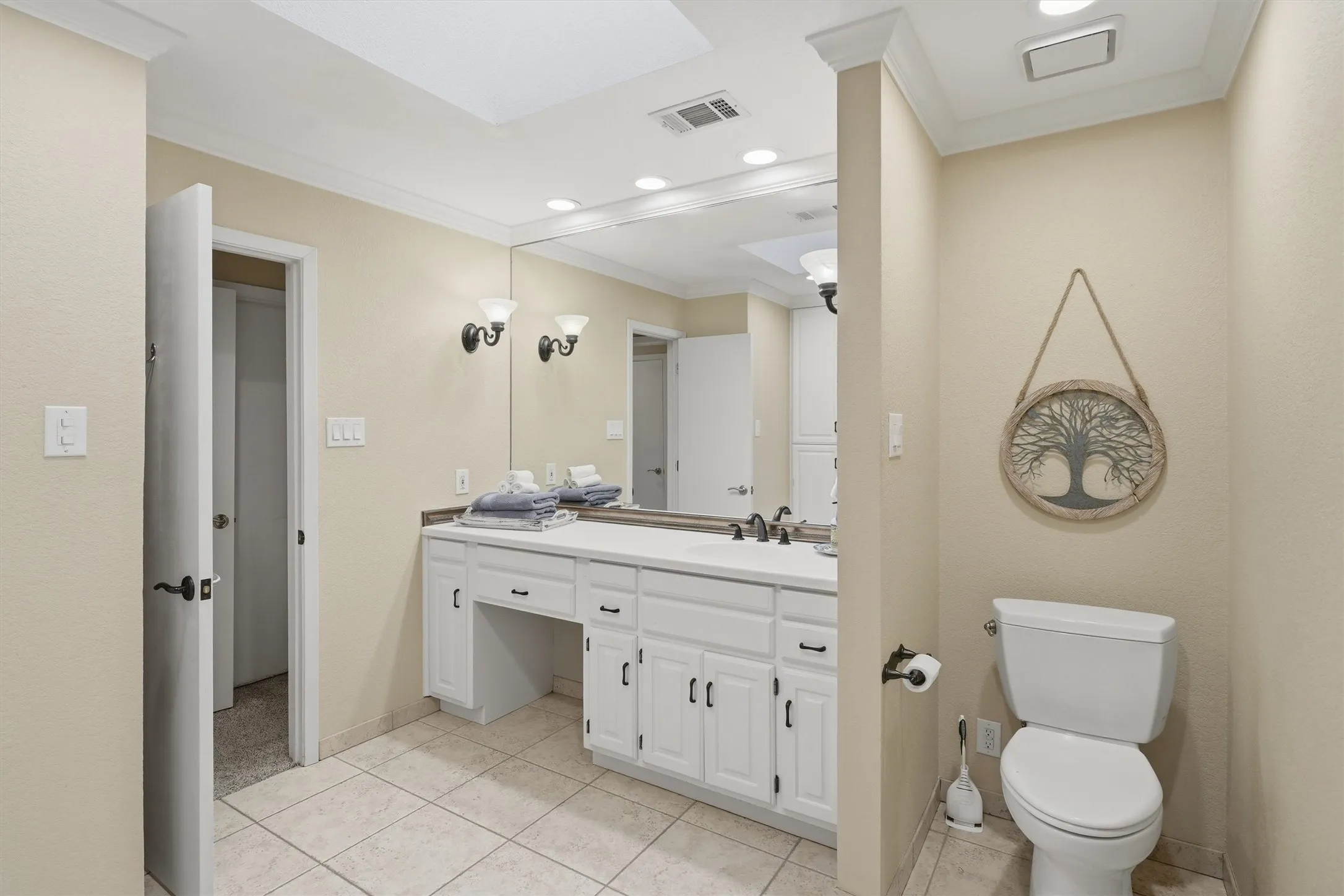 Single Family Residence For Sale in Tarrant County , 5744 Ledgestone Drive, Fort Worth, Texas 76132, 2 Bedroom, 2 Bathroom, 2 Garage spaces, 1,723 Sqft, built in 1984, mls#21247295, Real Estate Agent in Fort Worth, Homes For Sale in Tarrant county, Homes For Sale in Fort Worth, Realtor in Fort Worth Texas, Real Estate Brokerage Independent Realty Texas, Luminita Cordes Realtor