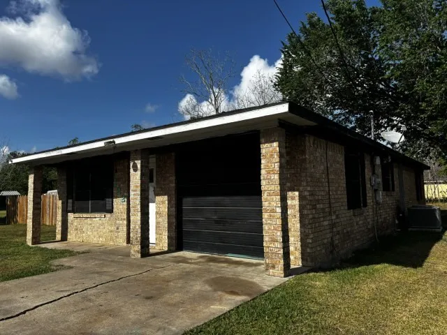 Single Family Residence For Sale in Jackson (TX) County , 122 Rosa Street, Edna, Texas 77957, 3 Bedroom, 2 Bathroom, Garage spaces, 1,128 Sqft, built in 1982, mls#21248821, Real Estate Agent in Edna, Homes For Sale in Jackson (TX) county, Homes For Sale in Edna, Realtor in Edna Texas, Real Estate Brokerage Independent Realty Texas, Luminita Cordes Realtor