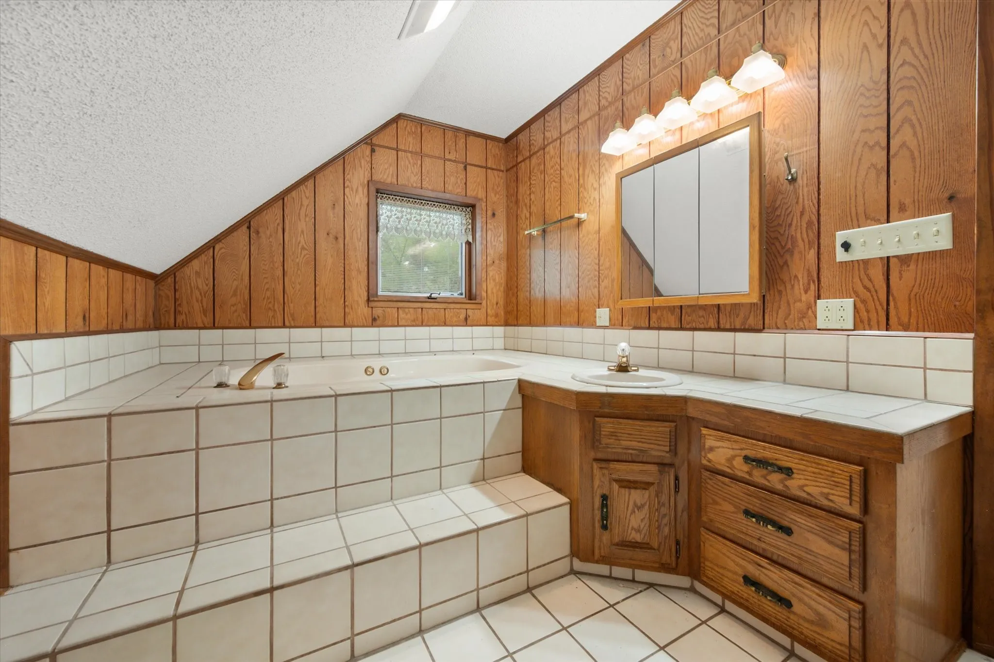 Farm For Sale in Freestone County , 103 Fcr 519, Fairfield, Texas 75840, 3 Bedroom, 3 Bathroom, 1 Garage spaces, 2,468 Sqft, built in 1987, mls#21240600, Real Estate Agent in Fairfield, Homes For Sale in Freestone county, Homes For Sale in Fairfield, Realtor in Fairfield Texas, Real Estate Brokerage Independent Realty Texas, Luminita Cordes Realtor