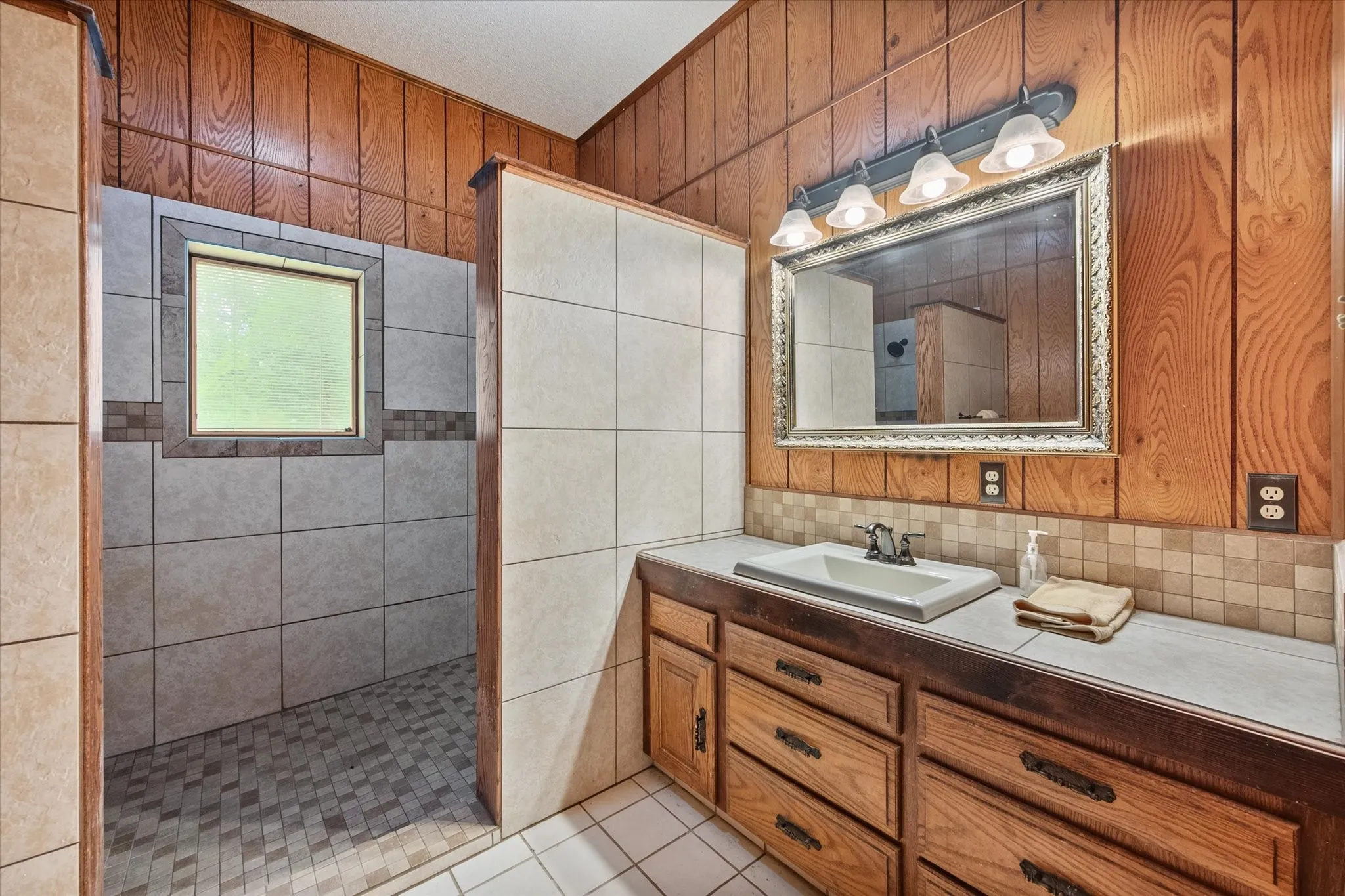 Farm For Sale in Freestone County , 103 Fcr 519, Fairfield, Texas 75840, 3 Bedroom, 3 Bathroom, 1 Garage spaces, 2,468 Sqft, built in 1987, mls#21240600, Real Estate Agent in Fairfield, Homes For Sale in Freestone county, Homes For Sale in Fairfield, Realtor in Fairfield Texas, Real Estate Brokerage Independent Realty Texas, Luminita Cordes Realtor