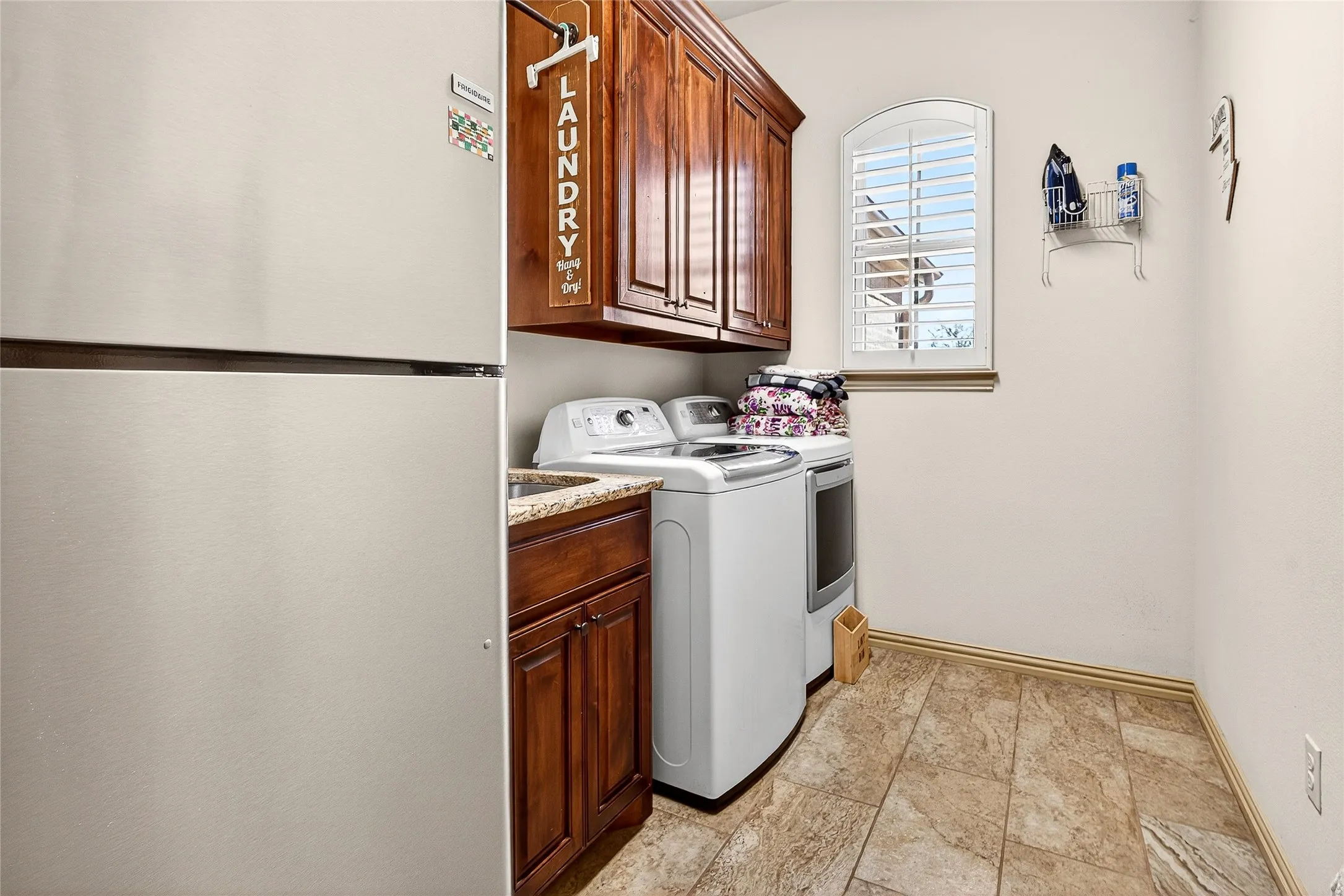 Single Family Residence For Sale in Kaufman County , 12099 Briargrove Lane, Talty, Texas 75126, 5 Bedroom, 3 Bathroom, 3 Garage spaces, 3,261 Sqft, built in 2018, Preowned, mls#21248565, Real Estate Agent in Talty, Homes For Sale in Kaufman county, Homes For Sale in Talty, Realtor in Talty Texas, Real Estate Brokerage Independent Realty Texas, Luminita Cordes Realtor