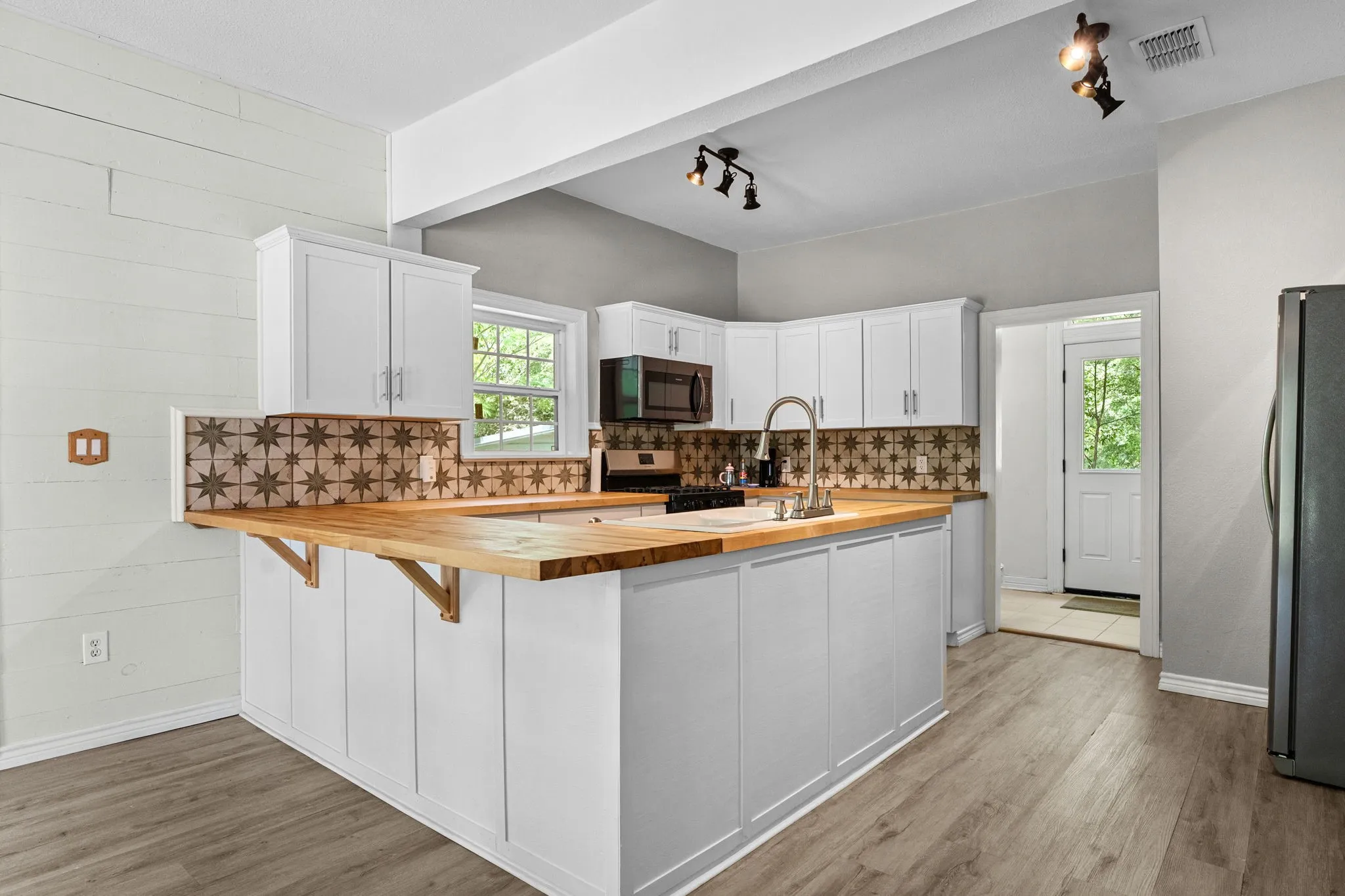 Office For Sale in Wood County , 1009 N Pacific Street, Mineola, Texas 75773, 0, 0, Garage spaces, 0 Sqft, built in 1930, Preowned, mls#21247203, Real Estate Agent in Mineola, Homes For Sale in Wood county, Homes For Sale in Mineola, Realtor in Mineola Texas, Real Estate Brokerage Independent Realty Texas, Luminita Cordes Realtor