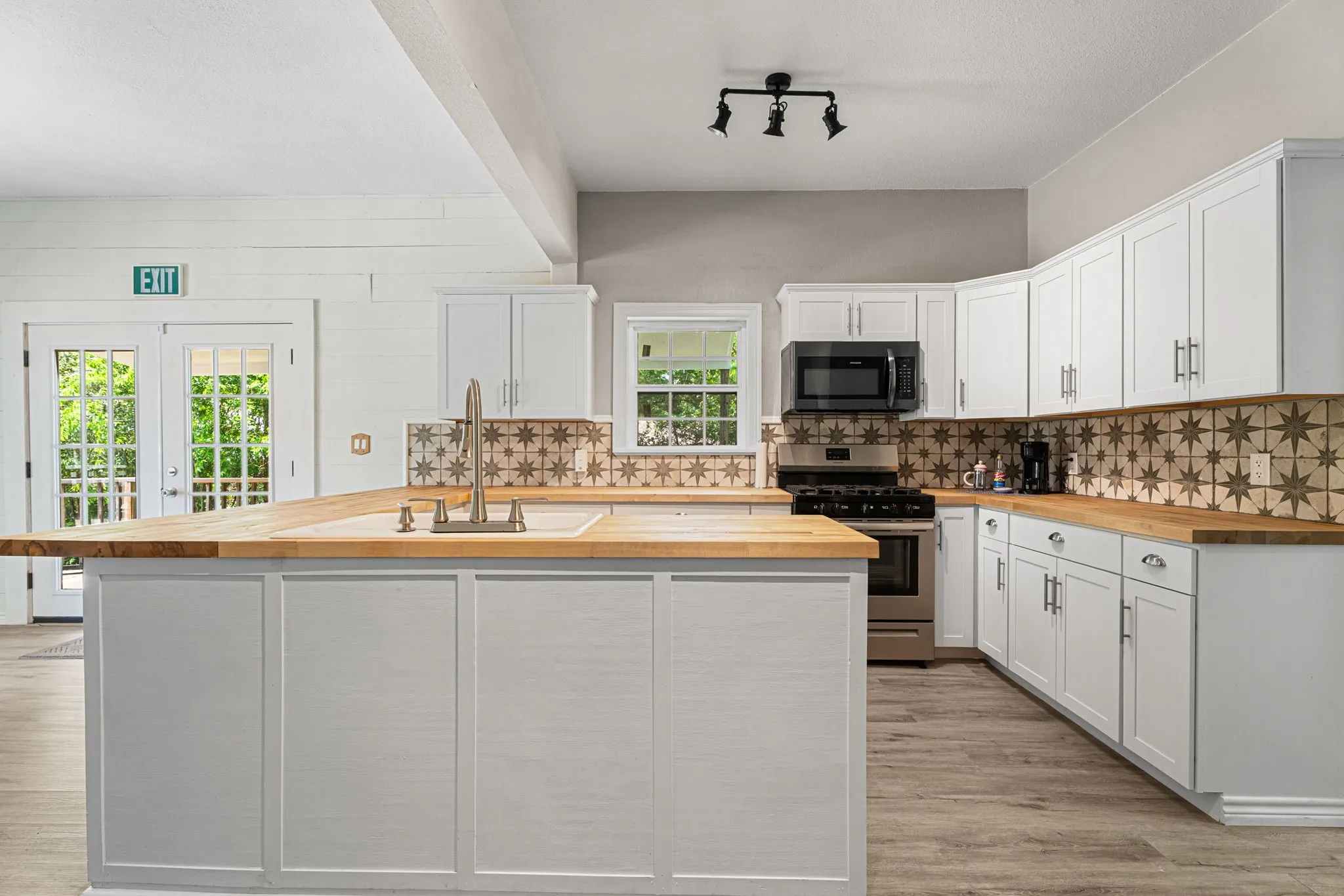 Office For Sale in Wood County , 1009 N Pacific Street, Mineola, Texas 75773, 0, 0, Garage spaces, 0 Sqft, built in 1930, Preowned, mls#21247203, Real Estate Agent in Mineola, Homes For Sale in Wood county, Homes For Sale in Mineola, Realtor in Mineola Texas, Real Estate Brokerage Independent Realty Texas, Luminita Cordes Realtor