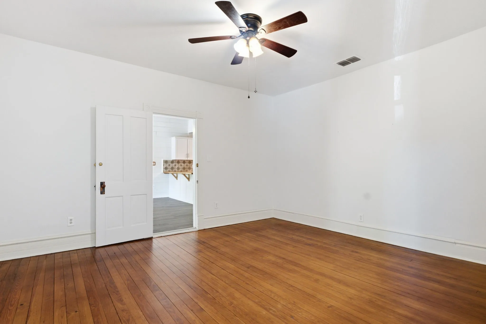 Single Family Residence For Sale in Wood County , 1009 N Pacific, Mineola, Texas 75773, 4 Bedroom, 3 Bathroom, 2 Garage spaces, 2,229 Sqft, built in 1930, Preowned, mls#21247157, Real Estate Agent in Mineola, Homes For Sale in Wood county, Homes For Sale in Mineola, Realtor in Mineola Texas, Real Estate Brokerage Independent Realty Texas, Luminita Cordes Realtor
