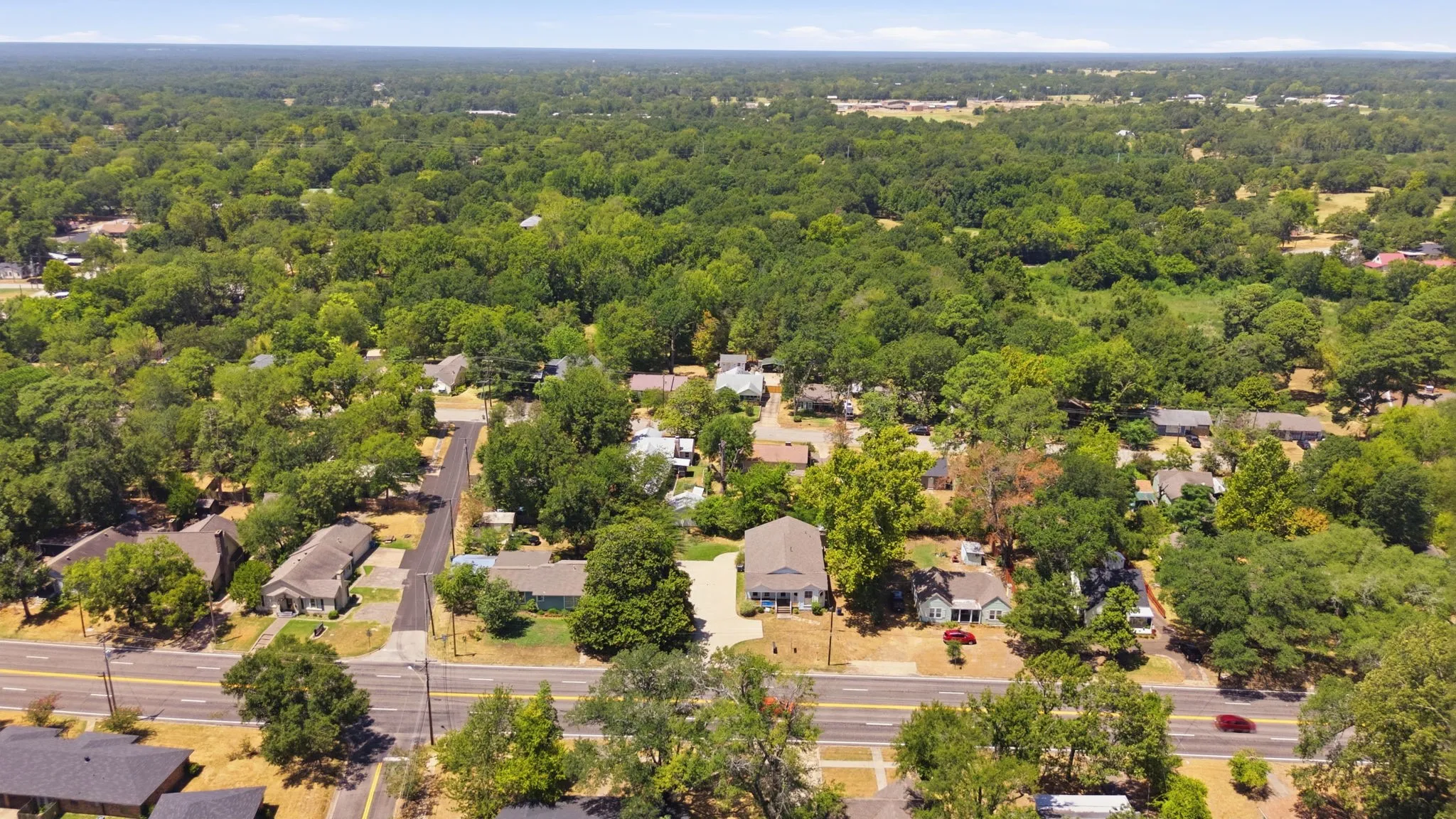 Single Family Residence For Sale in Wood County , 1009 N Pacific, Mineola, Texas 75773, 4 Bedroom, 3 Bathroom, 2 Garage spaces, 2,229 Sqft, built in 1930, Preowned, mls#21247157, Real Estate Agent in Mineola, Homes For Sale in Wood county, Homes For Sale in Mineola, Realtor in Mineola Texas, Real Estate Brokerage Independent Realty Texas, Luminita Cordes Realtor