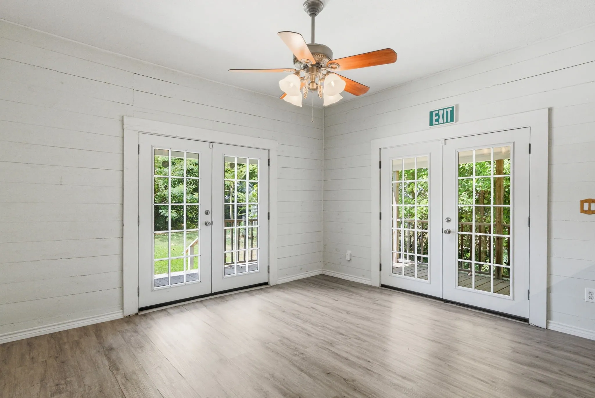 Single Family Residence For Sale in Wood County , 1009 N Pacific, Mineola, Texas 75773, 4 Bedroom, 3 Bathroom, 2 Garage spaces, 2,229 Sqft, built in 1930, Preowned, mls#21247157, Real Estate Agent in Mineola, Homes For Sale in Wood county, Homes For Sale in Mineola, Realtor in Mineola Texas, Real Estate Brokerage Independent Realty Texas, Luminita Cordes Realtor
