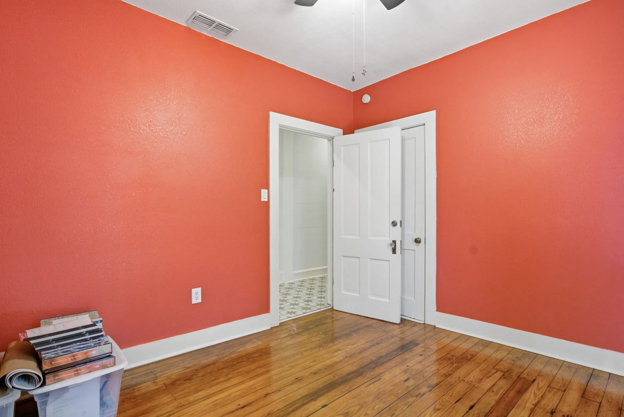Single Family Residence For Sale in Wood County , 1009 N Pacific, Mineola, Texas 75773, 4 Bedroom, 3 Bathroom, 2 Garage spaces, 2,229 Sqft, built in 1930, Preowned, mls#21247157, Real Estate Agent in Mineola, Homes For Sale in Wood county, Homes For Sale in Mineola, Realtor in Mineola Texas, Real Estate Brokerage Independent Realty Texas, Luminita Cordes Realtor