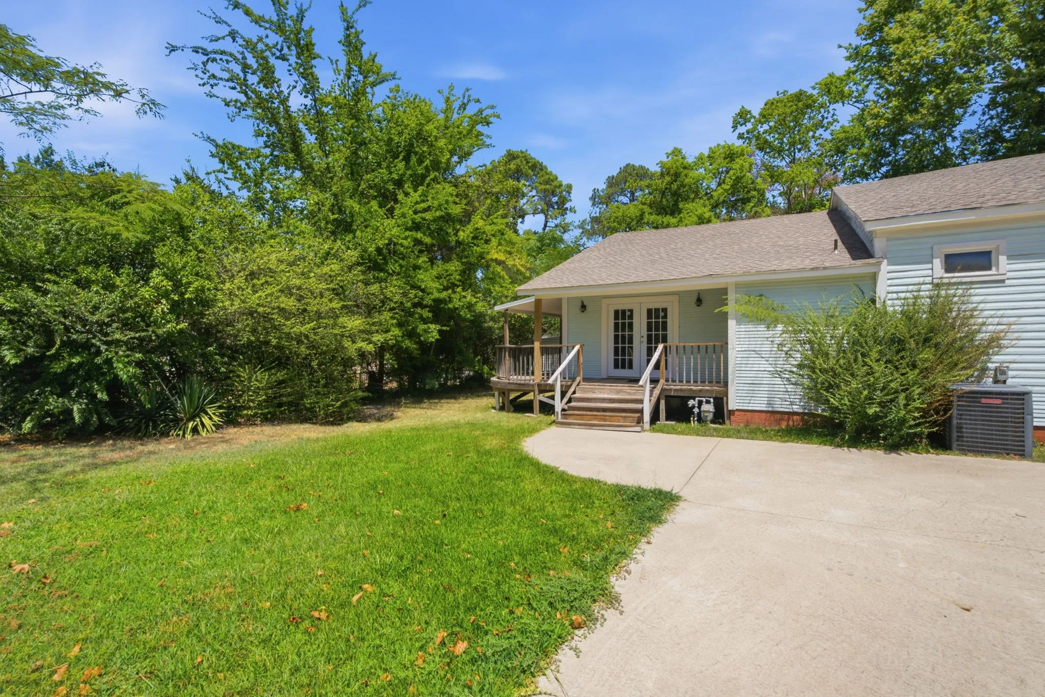 Single Family Residence For Sale in Wood County , 1009 N Pacific, Mineola, Texas 75773, 4 Bedroom, 3 Bathroom, 2 Garage spaces, 2,229 Sqft, built in 1930, Preowned, mls#21247157, Real Estate Agent in Mineola, Homes For Sale in Wood county, Homes For Sale in Mineola, Realtor in Mineola Texas, Real Estate Brokerage Independent Realty Texas, Luminita Cordes Realtor