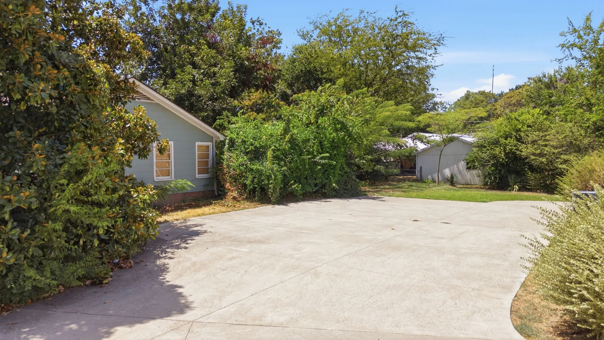 Single Family Residence For Sale in Wood County , 1009 N Pacific, Mineola, Texas 75773, 4 Bedroom, 3 Bathroom, 2 Garage spaces, 2,229 Sqft, built in 1930, Preowned, mls#21247157, Real Estate Agent in Mineola, Homes For Sale in Wood county, Homes For Sale in Mineola, Realtor in Mineola Texas, Real Estate Brokerage Independent Realty Texas, Luminita Cordes Realtor
