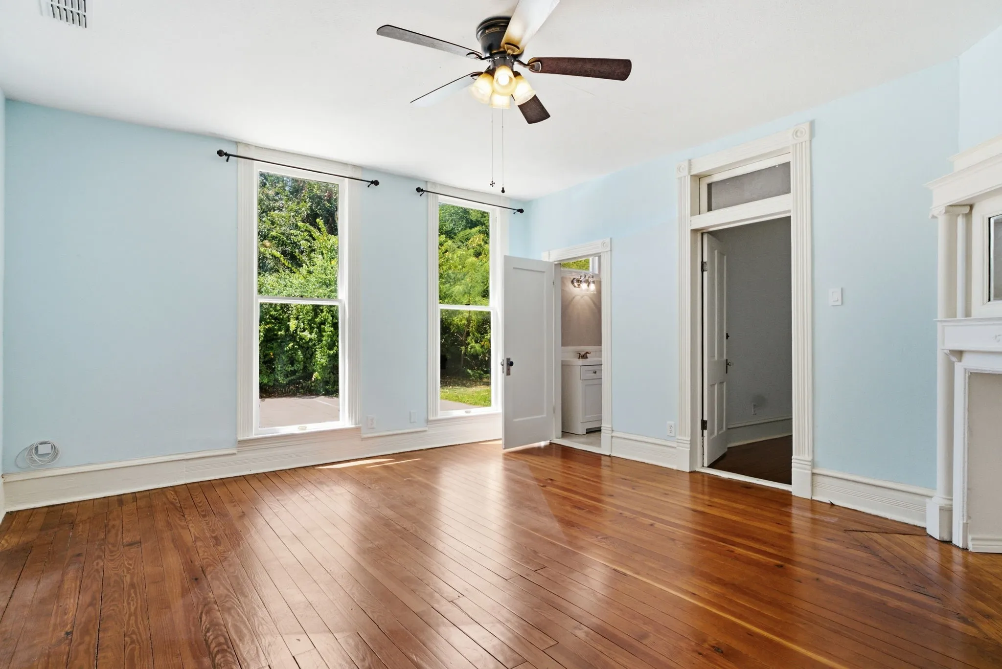 Single Family Residence For Sale in Wood County , 1009 N Pacific, Mineola, Texas 75773, 4 Bedroom, 3 Bathroom, 2 Garage spaces, 2,229 Sqft, built in 1930, Preowned, mls#21247157, Real Estate Agent in Mineola, Homes For Sale in Wood county, Homes For Sale in Mineola, Realtor in Mineola Texas, Real Estate Brokerage Independent Realty Texas, Luminita Cordes Realtor