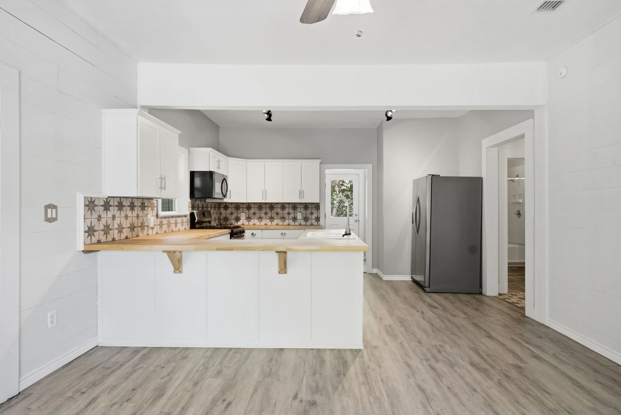 Single Family Residence For Sale in Wood County , 1009 N Pacific, Mineola, Texas 75773, 4 Bedroom, 3 Bathroom, 2 Garage spaces, 2,229 Sqft, built in 1930, Preowned, mls#21247157, Real Estate Agent in Mineola, Homes For Sale in Wood county, Homes For Sale in Mineola, Realtor in Mineola Texas, Real Estate Brokerage Independent Realty Texas, Luminita Cordes Realtor