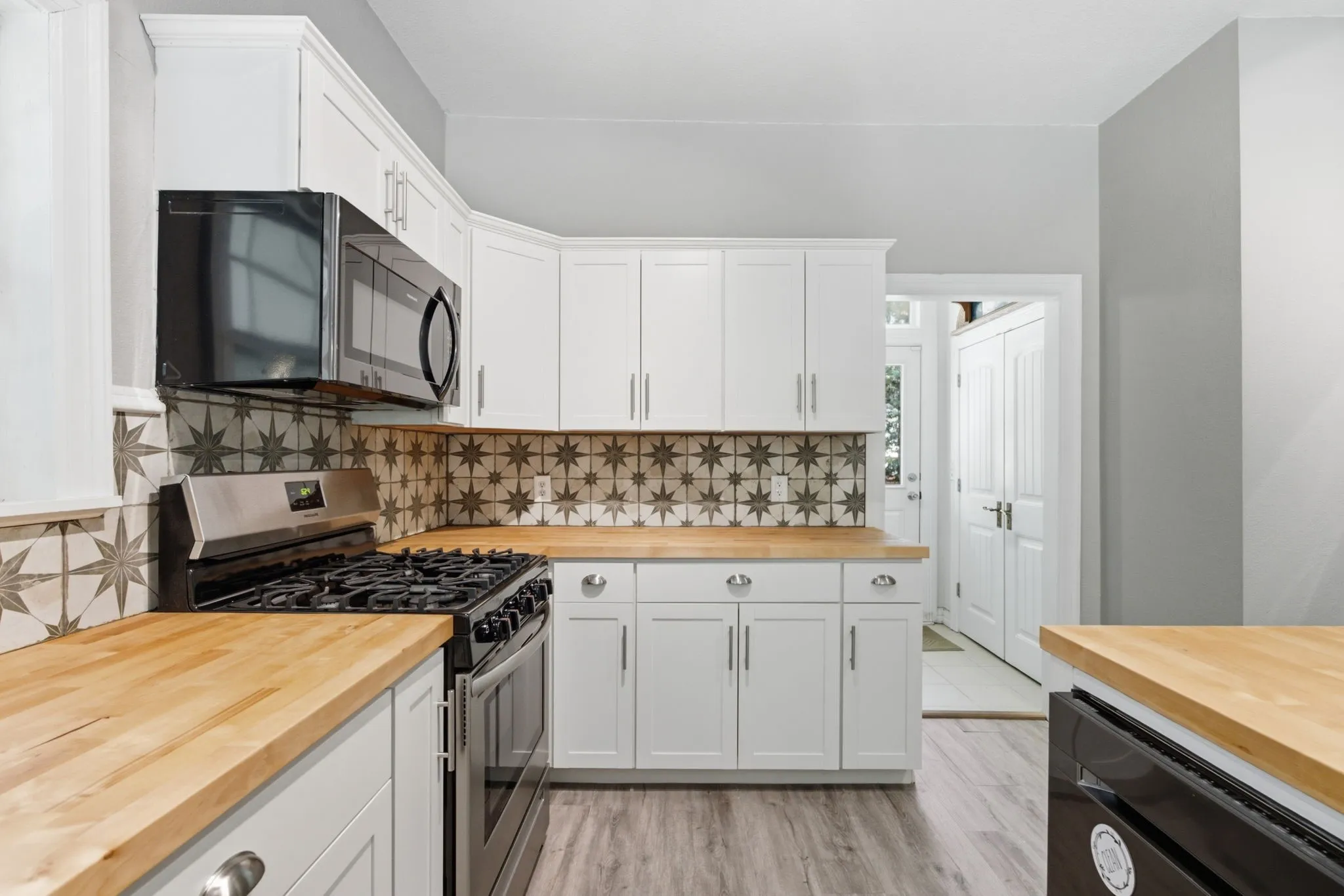Single Family Residence For Sale in Wood County , 1009 N Pacific, Mineola, Texas 75773, 4 Bedroom, 3 Bathroom, 2 Garage spaces, 2,229 Sqft, built in 1930, Preowned, mls#21247157, Real Estate Agent in Mineola, Homes For Sale in Wood county, Homes For Sale in Mineola, Realtor in Mineola Texas, Real Estate Brokerage Independent Realty Texas, Luminita Cordes Realtor