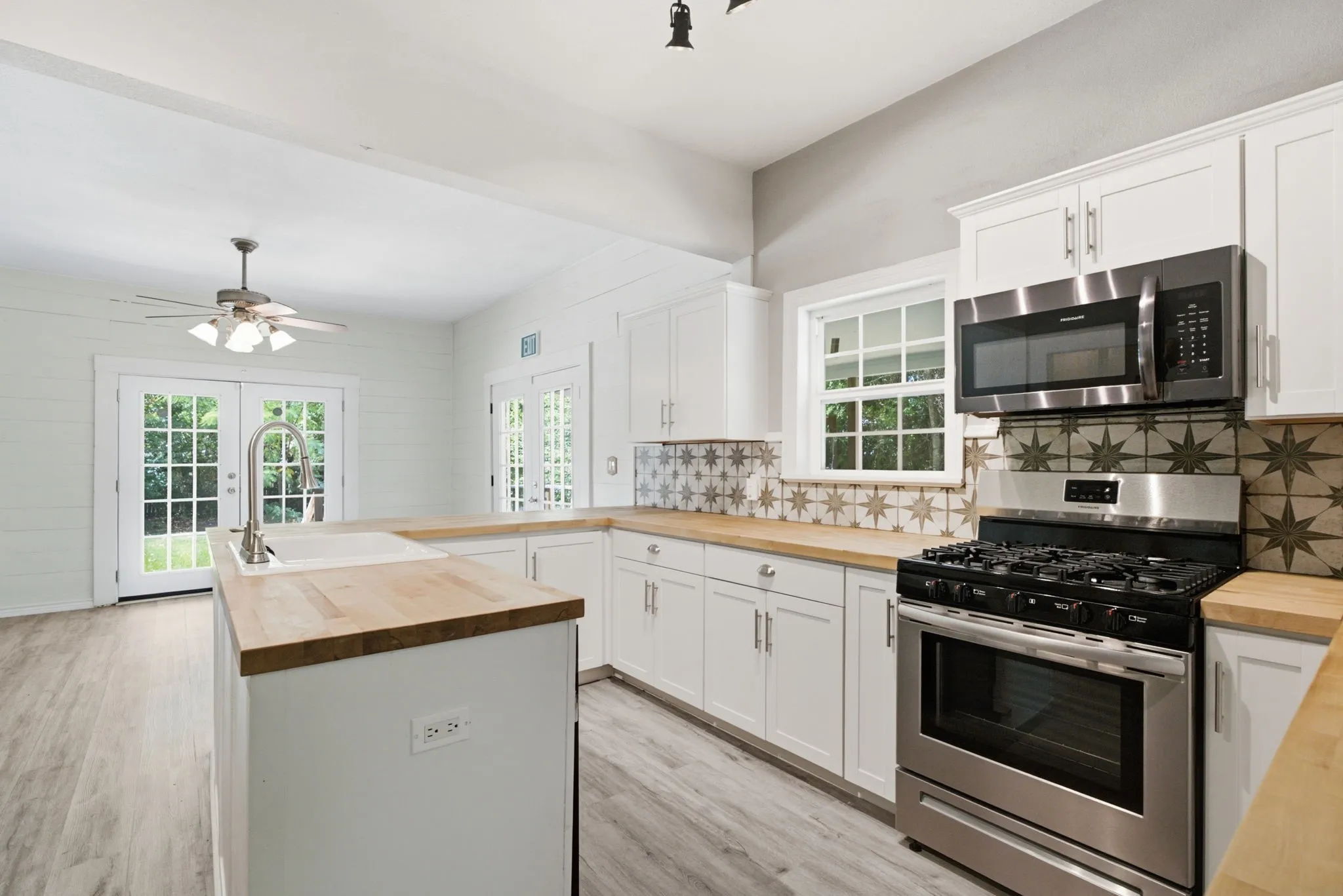 Single Family Residence For Sale in Wood County , 1009 N Pacific, Mineola, Texas 75773, 4 Bedroom, 3 Bathroom, 2 Garage spaces, 2,229 Sqft, built in 1930, Preowned, mls#21247157, Real Estate Agent in Mineola, Homes For Sale in Wood county, Homes For Sale in Mineola, Realtor in Mineola Texas, Real Estate Brokerage Independent Realty Texas, Luminita Cordes Realtor