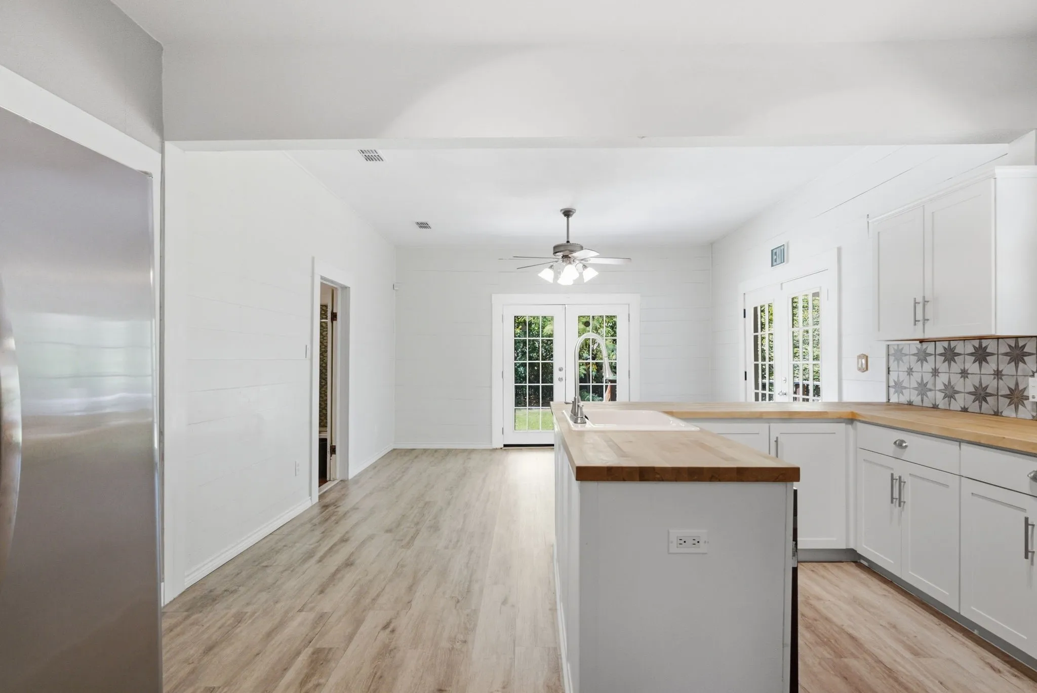 Single Family Residence For Sale in Wood County , 1009 N Pacific, Mineola, Texas 75773, 4 Bedroom, 3 Bathroom, 2 Garage spaces, 2,229 Sqft, built in 1930, Preowned, mls#21247157, Real Estate Agent in Mineola, Homes For Sale in Wood county, Homes For Sale in Mineola, Realtor in Mineola Texas, Real Estate Brokerage Independent Realty Texas, Luminita Cordes Realtor
