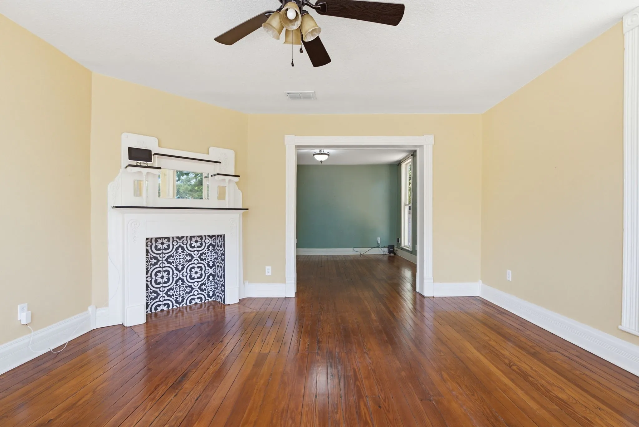Single Family Residence For Sale in Wood County , 1009 N Pacific, Mineola, Texas 75773, 4 Bedroom, 3 Bathroom, 2 Garage spaces, 2,229 Sqft, built in 1930, Preowned, mls#21247157, Real Estate Agent in Mineola, Homes For Sale in Wood county, Homes For Sale in Mineola, Realtor in Mineola Texas, Real Estate Brokerage Independent Realty Texas, Luminita Cordes Realtor