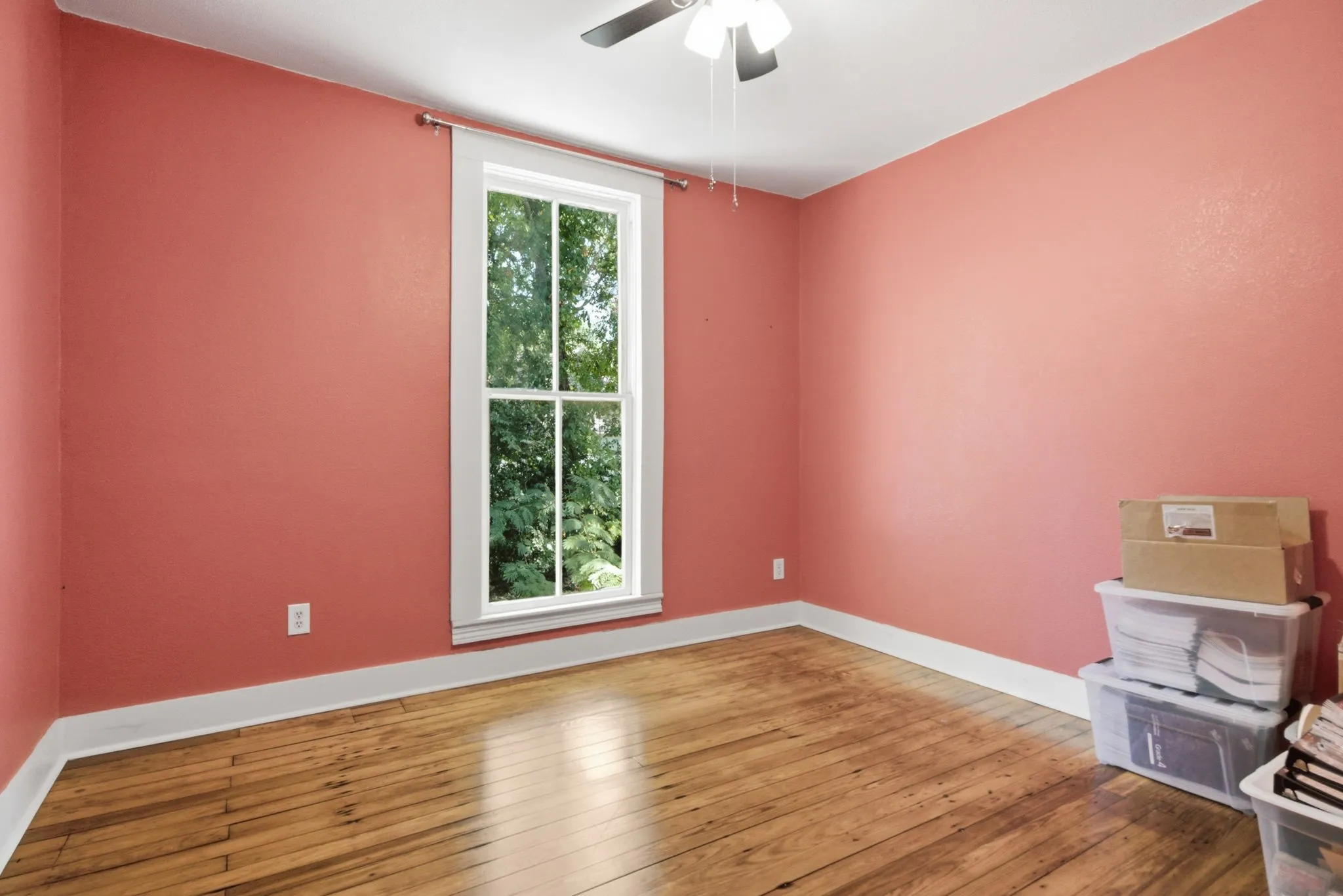 Single Family Residence For Sale in Wood County , 1009 N Pacific, Mineola, Texas 75773, 4 Bedroom, 3 Bathroom, 2 Garage spaces, 2,229 Sqft, built in 1930, Preowned, mls#21247157, Real Estate Agent in Mineola, Homes For Sale in Wood county, Homes For Sale in Mineola, Realtor in Mineola Texas, Real Estate Brokerage Independent Realty Texas, Luminita Cordes Realtor
