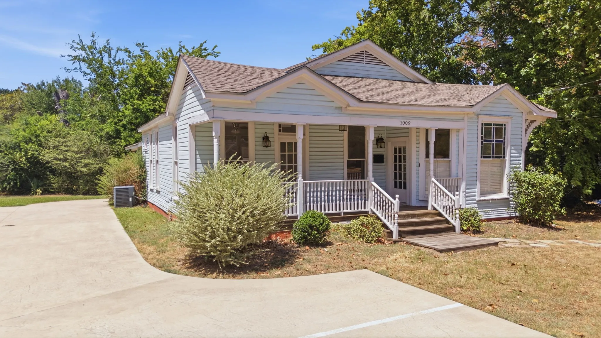 Single Family Residence For Sale in Wood County , 1009 N Pacific, Mineola, Texas 75773, 4 Bedroom, 3 Bathroom, 2 Garage spaces, 2,229 Sqft, built in 1930, Preowned, mls#21247157, Real Estate Agent in Mineola, Homes For Sale in Wood county, Homes For Sale in Mineola, Realtor in Mineola Texas, Real Estate Brokerage Independent Realty Texas, Luminita Cordes Realtor