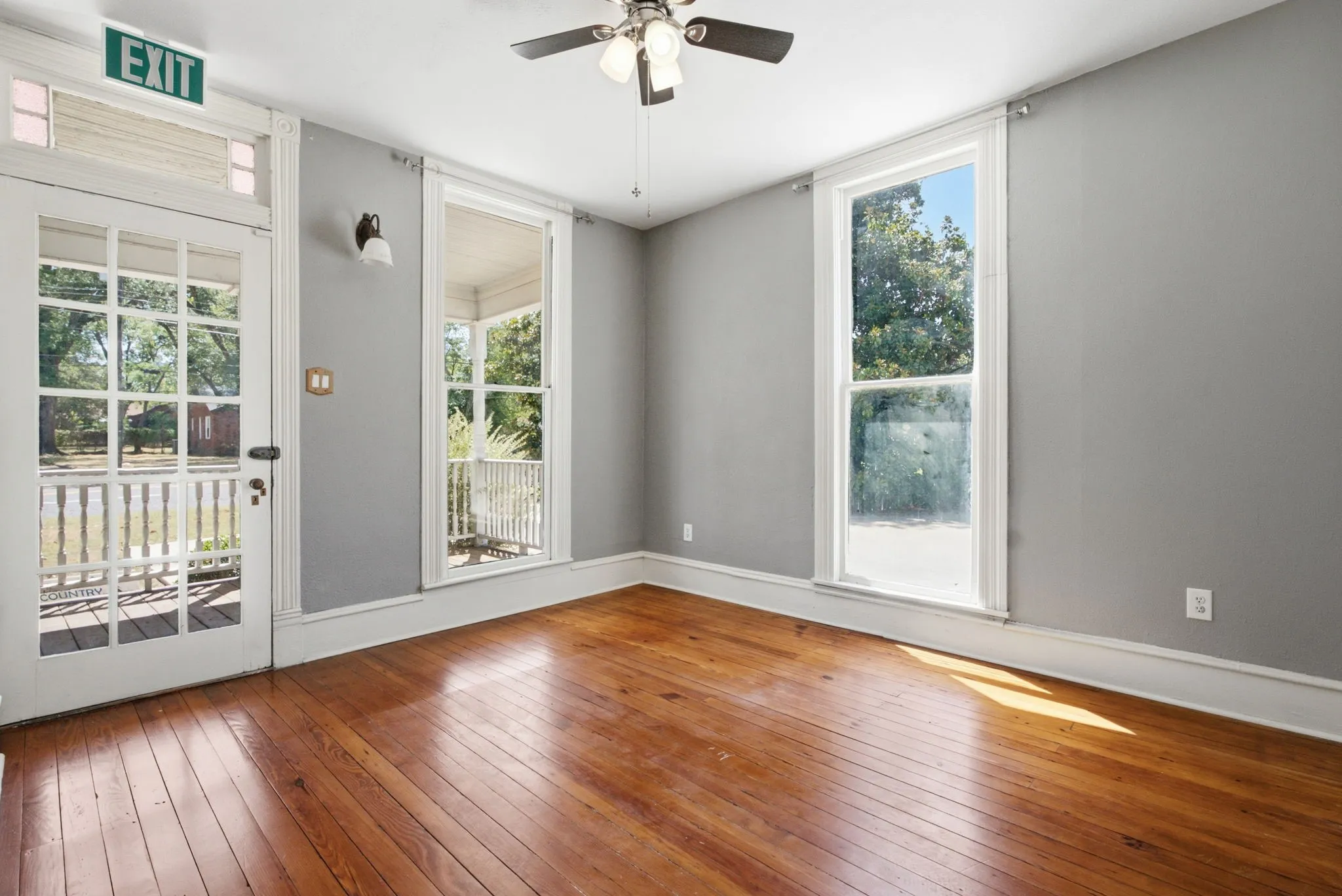 Single Family Residence For Sale in Wood County , 1009 N Pacific, Mineola, Texas 75773, 4 Bedroom, 3 Bathroom, 2 Garage spaces, 2,229 Sqft, built in 1930, Preowned, mls#21247157, Real Estate Agent in Mineola, Homes For Sale in Wood county, Homes For Sale in Mineola, Realtor in Mineola Texas, Real Estate Brokerage Independent Realty Texas, Luminita Cordes Realtor
