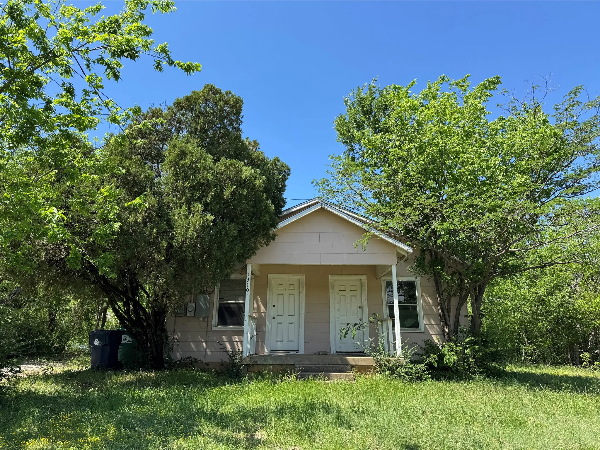 Single Family Residence For Sale in Denton County , 1310 Neff, Denton, Texas 76201, 2 Bedroom, 1 Bathroom, Garage spaces, 884 Sqft, built in 1945, Price $325,000, mls#21236832, Real Estate Agent in Denton, Homes For Sale in Denton county, Homes For Sale in Denton, Realtor in Denton Texas, Real Estate Brokerage Independent Realty Texas, Luminita Cordes Realtor