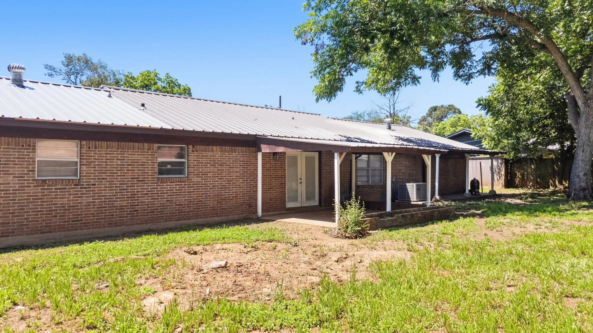 Single Family Residence For Sale in Anderson County , 107 Sequoia Drive, Palestine, Texas 75803, 3 Bedroom, 2 Bathroom, 2 Garage spaces, 2,010 Sqft, built in 1965, mls#21248913, Real Estate Agent in Palestine, Homes For Sale in Anderson county, Homes For Sale in Palestine, Realtor in Palestine Texas, Real Estate Brokerage Independent Realty Texas, Luminita Cordes Realtor