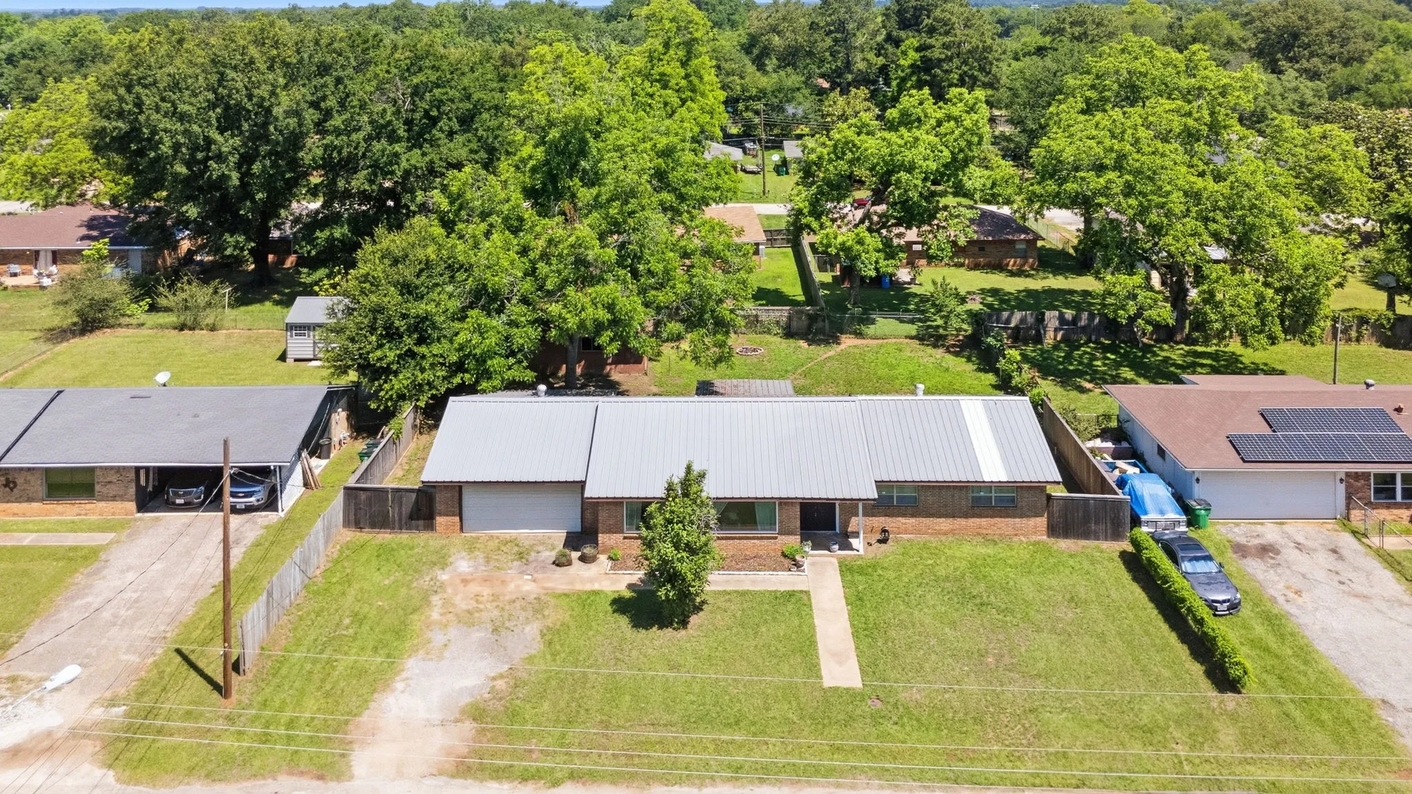 Single Family Residence For Sale in Anderson County , 107 Sequoia Drive, Palestine, Texas 75803, 3 Bedroom, 2 Bathroom, 2 Garage spaces, 2,010 Sqft, built in 1965, mls#21248913, Real Estate Agent in Palestine, Homes For Sale in Anderson county, Homes For Sale in Palestine, Realtor in Palestine Texas, Real Estate Brokerage Independent Realty Texas, Luminita Cordes Realtor