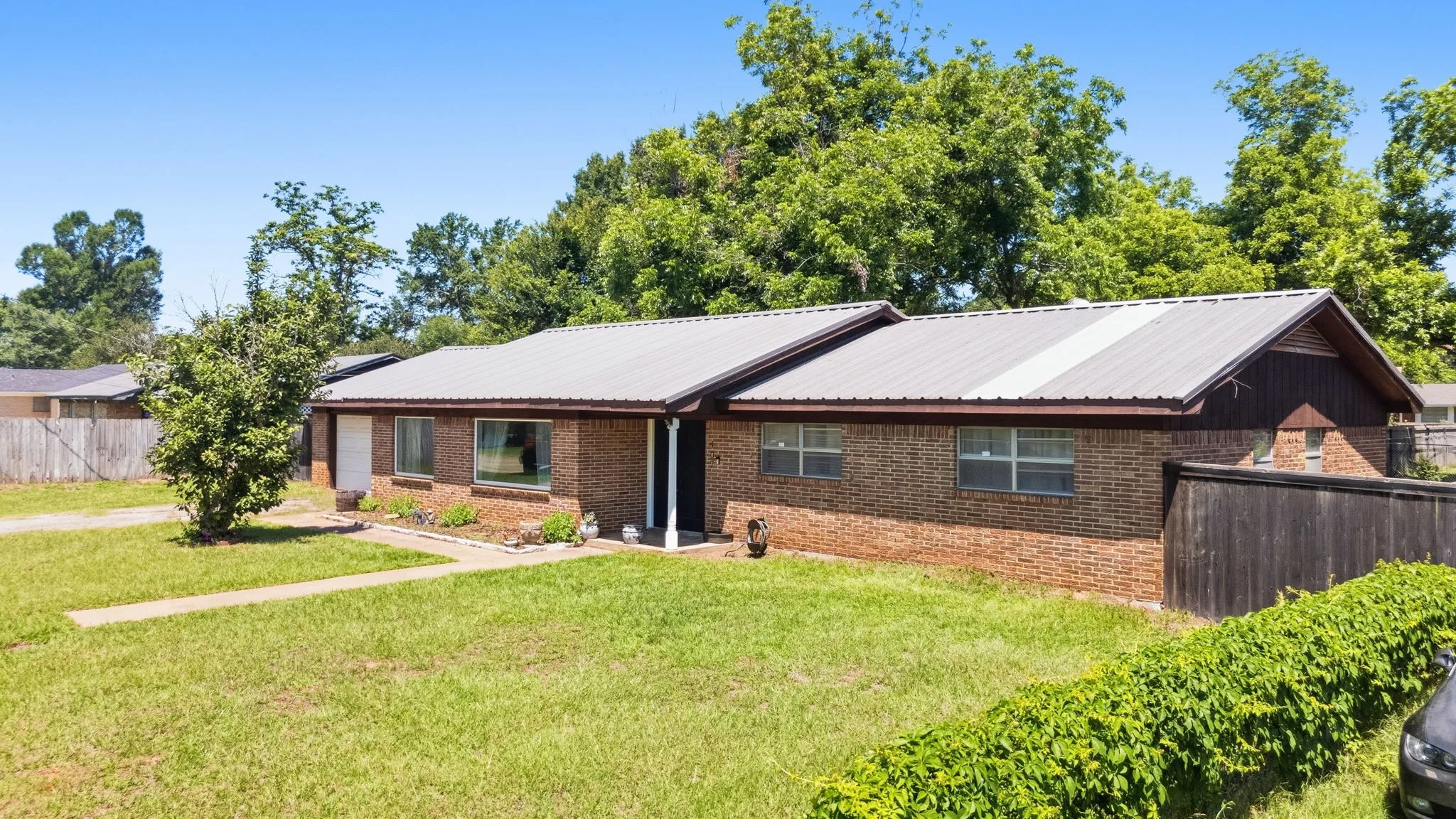 Single Family Residence For Sale in Anderson County , 107 Sequoia Drive, Palestine, Texas 75803, 3 Bedroom, 2 Bathroom, 2 Garage spaces, 2,010 Sqft, built in 1965, mls#21248913, Real Estate Agent in Palestine, Homes For Sale in Anderson county, Homes For Sale in Palestine, Realtor in Palestine Texas, Real Estate Brokerage Independent Realty Texas, Luminita Cordes Realtor