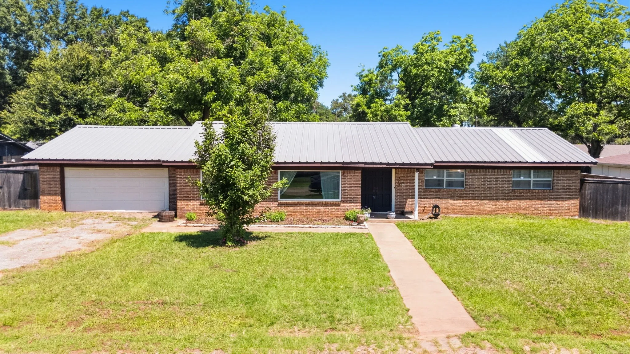 Single Family Residence For Sale in Anderson County , 107 Sequoia Drive, Palestine, Texas 75803, 3 Bedroom, 2 Bathroom, 2 Garage spaces, 2,010 Sqft, built in 1965, mls#21248913, Real Estate Agent in Palestine, Homes For Sale in Anderson county, Homes For Sale in Palestine, Realtor in Palestine Texas, Real Estate Brokerage Independent Realty Texas, Luminita Cordes Realtor