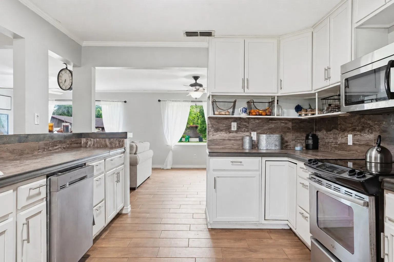 Single Family Residence For Sale in Anderson County , 107 Sequoia Drive, Palestine, Texas 75803, 3 Bedroom, 2 Bathroom, 2 Garage spaces, 2,010 Sqft, built in 1965, mls#21248913, Real Estate Agent in Palestine, Homes For Sale in Anderson county, Homes For Sale in Palestine, Realtor in Palestine Texas, Real Estate Brokerage Independent Realty Texas, Luminita Cordes Realtor