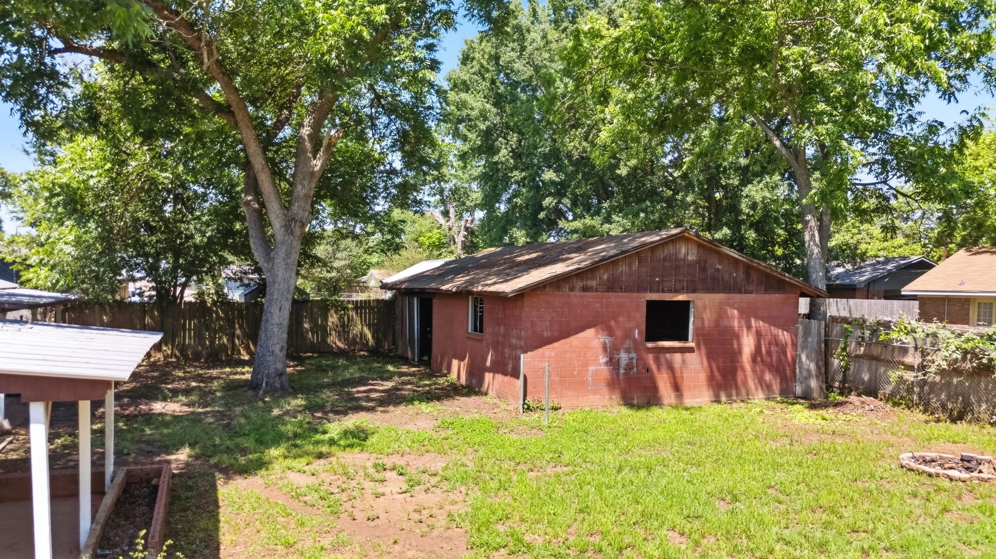 Single Family Residence For Sale in Anderson County , 107 Sequoia Drive, Palestine, Texas 75803, 3 Bedroom, 2 Bathroom, 2 Garage spaces, 2,010 Sqft, built in 1965, mls#21248913, Real Estate Agent in Palestine, Homes For Sale in Anderson county, Homes For Sale in Palestine, Realtor in Palestine Texas, Real Estate Brokerage Independent Realty Texas, Luminita Cordes Realtor