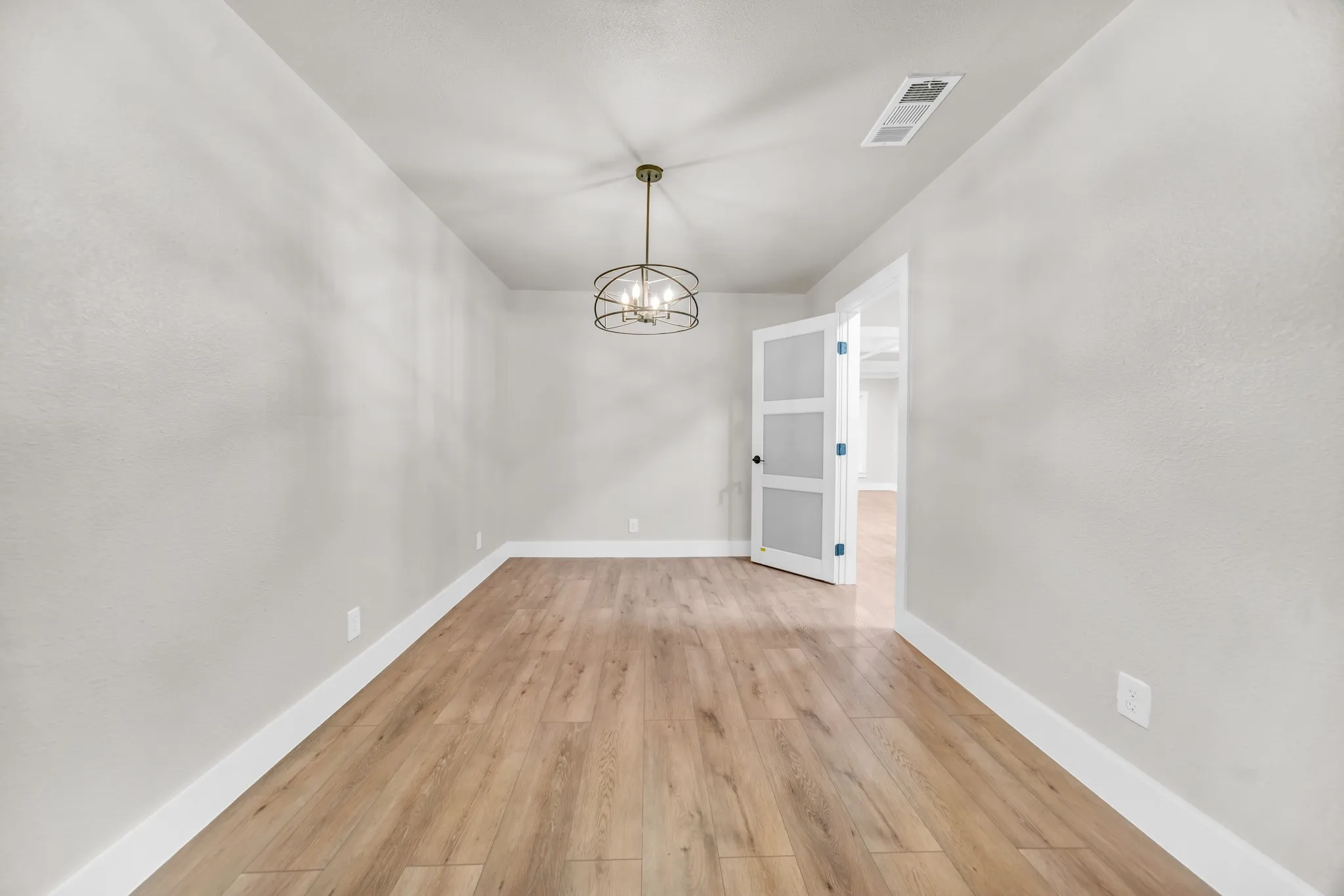Single Family Residence For Sale in Dallas County , 831 Glen Arbor Drive, Dallas, Texas 75241, 3 Bedroom, 3 Bathroom, Garage spaces, 2,250 Sqft, built in 1956, mls#21246797, Real Estate Agent in Dallas, Homes For Sale in Dallas county, Homes For Sale in Dallas, Realtor in Dallas Texas, Real Estate Brokerage Independent Realty Texas, Luminita Cordes Realtor