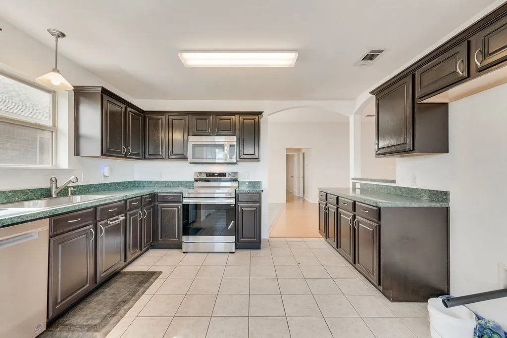 Single Family Residence For Sale in Tarrant County , 9320 Rhea Court, White Settlement, Texas 76108, 3 Bedroom, 2 Bathroom, 2 Garage spaces, 1,790 Sqft, built in 2003, Preowned, mls#21241437, Real Estate Agent in White Settlement, Homes For Sale in Tarrant county, Homes For Sale in White Settlement, Realtor in White Settlement Texas, Real Estate Brokerage Independent Realty Texas, Luminita Cordes Realtor
