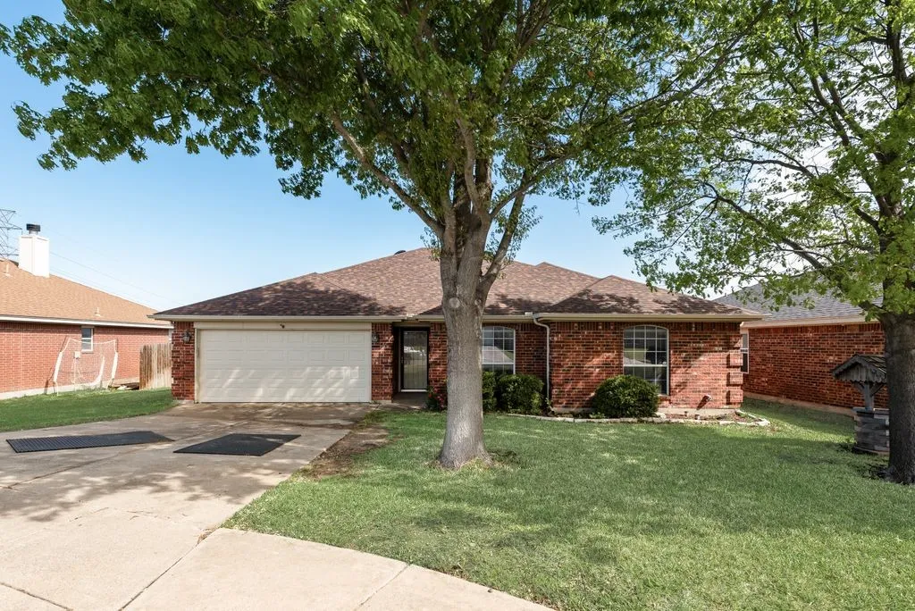Single Family Residence For Sale in Tarrant County , 9320 Rhea Court, White Settlement, Texas 76108, 3 Bedroom, 2 Bathroom, 2 Garage spaces, 1,790 Sqft, built in 2003, Preowned, mls#21241437, Real Estate Agent in White Settlement, Homes For Sale in Tarrant county, Homes For Sale in White Settlement, Realtor in White Settlement Texas, Real Estate Brokerage Independent Realty Texas, Luminita Cordes Realtor