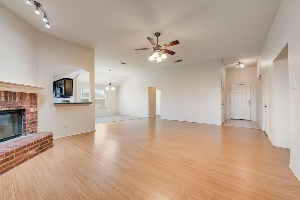 Single Family Residence For Sale in Tarrant County , 9320 Rhea Court, White Settlement, Texas 76108, 3 Bedroom, 2 Bathroom, 2 Garage spaces, 1,790 Sqft, built in 2003, Preowned, mls#21241437, Real Estate Agent in White Settlement, Homes For Sale in Tarrant county, Homes For Sale in White Settlement, Realtor in White Settlement Texas, Real Estate Brokerage Independent Realty Texas, Luminita Cordes Realtor