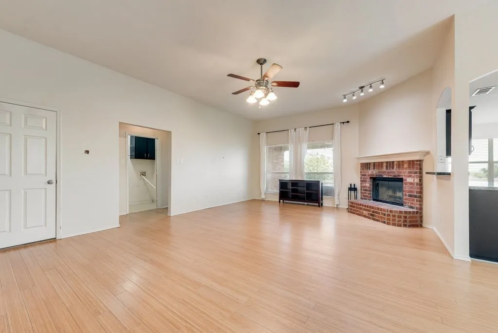 Single Family Residence For Sale in Tarrant County , 9320 Rhea Court, White Settlement, Texas 76108, 3 Bedroom, 2 Bathroom, 2 Garage spaces, 1,790 Sqft, built in 2003, Preowned, mls#21241437, Real Estate Agent in White Settlement, Homes For Sale in Tarrant county, Homes For Sale in White Settlement, Realtor in White Settlement Texas, Real Estate Brokerage Independent Realty Texas, Luminita Cordes Realtor
