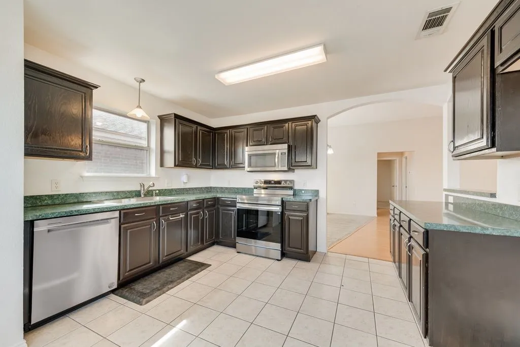 Single Family Residence For Sale in Tarrant County , 9320 Rhea Court, White Settlement, Texas 76108, 3 Bedroom, 2 Bathroom, 2 Garage spaces, 1,790 Sqft, built in 2003, Preowned, mls#21241437, Real Estate Agent in White Settlement, Homes For Sale in Tarrant county, Homes For Sale in White Settlement, Realtor in White Settlement Texas, Real Estate Brokerage Independent Realty Texas, Luminita Cordes Realtor