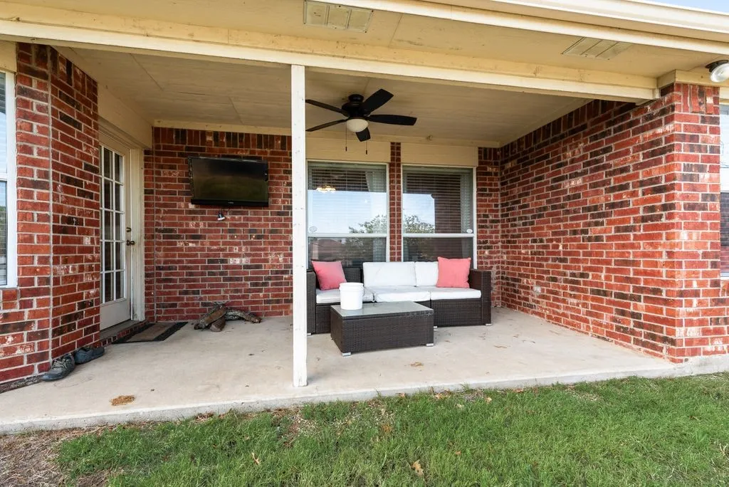 Single Family Residence For Sale in Tarrant County , 9320 Rhea Court, White Settlement, Texas 76108, 3 Bedroom, 2 Bathroom, 2 Garage spaces, 1,790 Sqft, built in 2003, Preowned, mls#21241437, Real Estate Agent in White Settlement, Homes For Sale in Tarrant county, Homes For Sale in White Settlement, Realtor in White Settlement Texas, Real Estate Brokerage Independent Realty Texas, Luminita Cordes Realtor