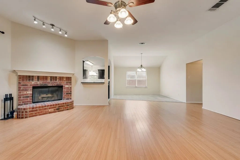 Single Family Residence For Sale in Tarrant County , 9320 Rhea Court, White Settlement, Texas 76108, 3 Bedroom, 2 Bathroom, 2 Garage spaces, 1,790 Sqft, built in 2003, Preowned, mls#21241437, Real Estate Agent in White Settlement, Homes For Sale in Tarrant county, Homes For Sale in White Settlement, Realtor in White Settlement Texas, Real Estate Brokerage Independent Realty Texas, Luminita Cordes Realtor