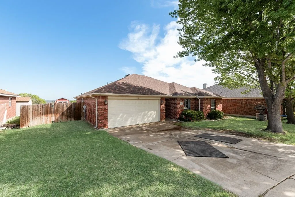 Single Family Residence For Sale in Tarrant County , 9320 Rhea Court, White Settlement, Texas 76108, 3 Bedroom, 2 Bathroom, 2 Garage spaces, 1,790 Sqft, built in 2003, Preowned, mls#21241437, Real Estate Agent in White Settlement, Homes For Sale in Tarrant county, Homes For Sale in White Settlement, Realtor in White Settlement Texas, Real Estate Brokerage Independent Realty Texas, Luminita Cordes Realtor