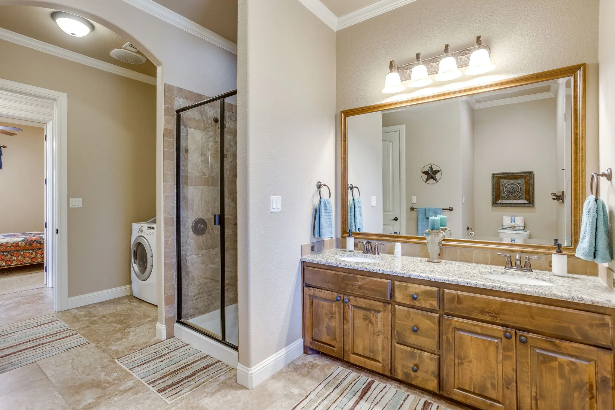 Dual vanity with undermount sinks and a light-toned countertop